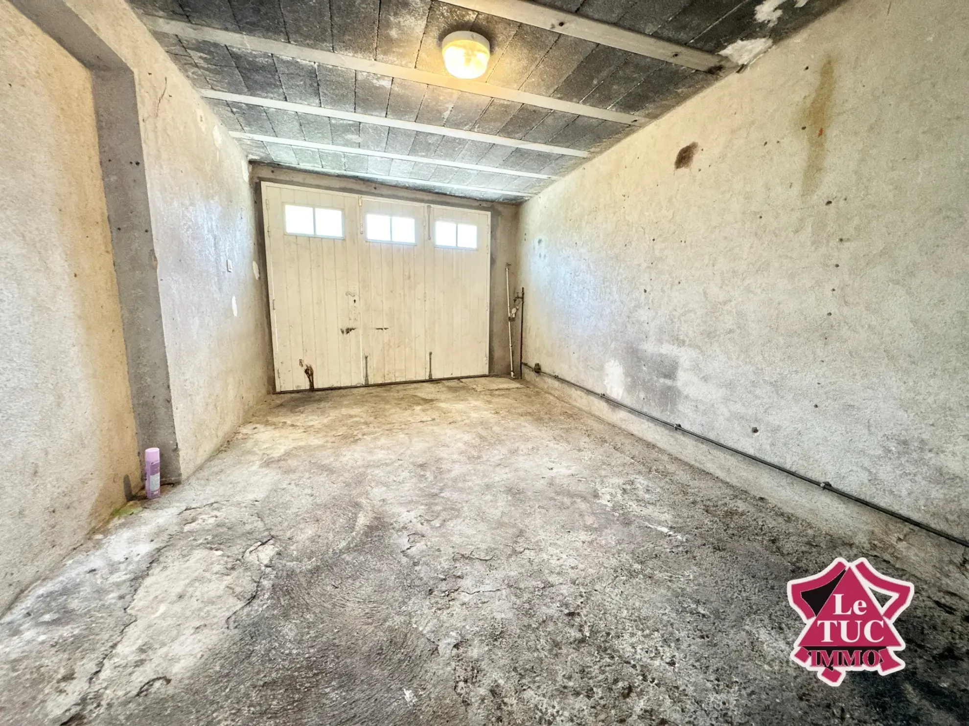 Maison en pierre dans un village médiéval de Pujols avec vue sur la vallée 