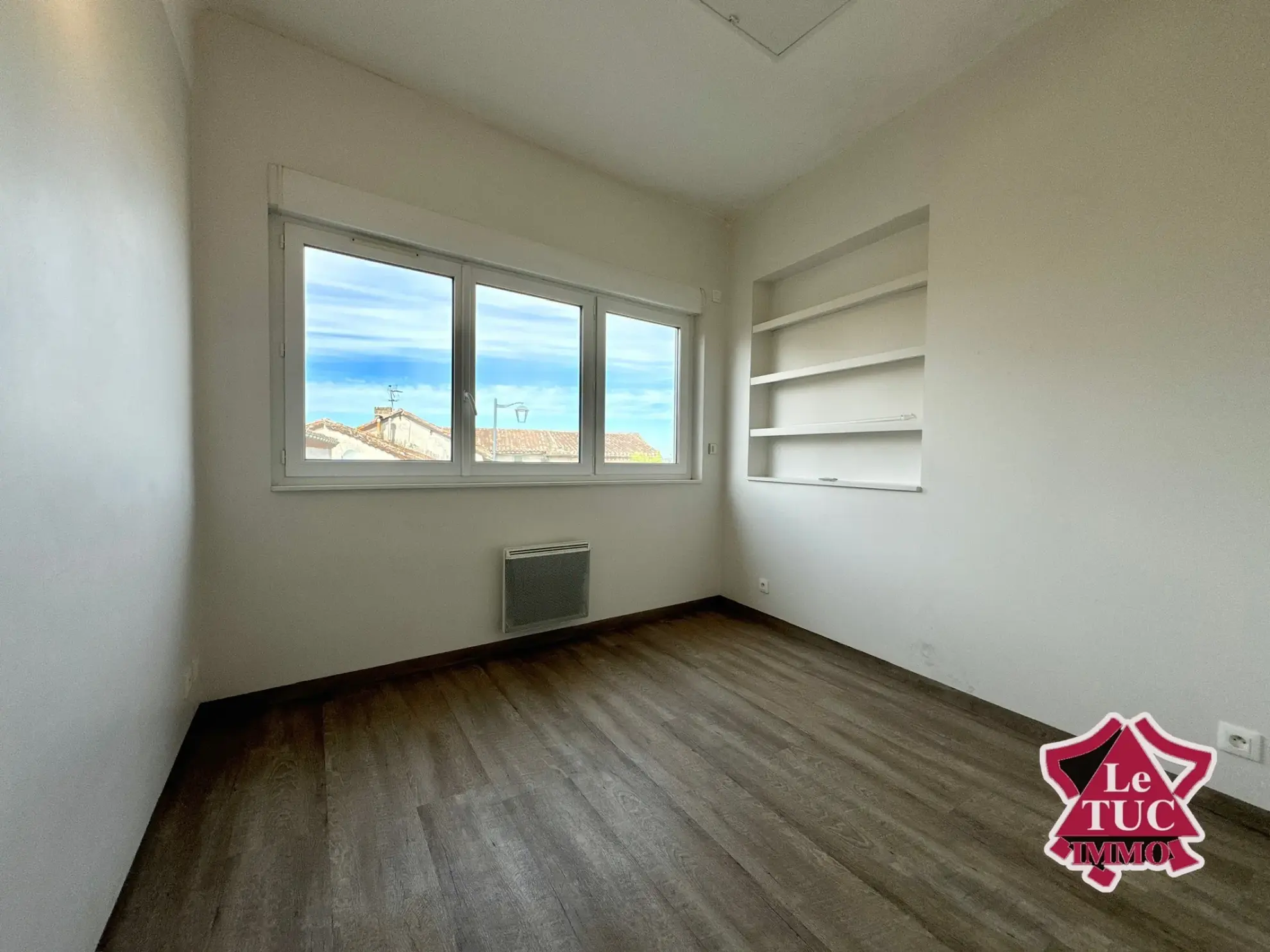 Maison en pierre dans un village médiéval de Pujols avec vue sur la vallée 