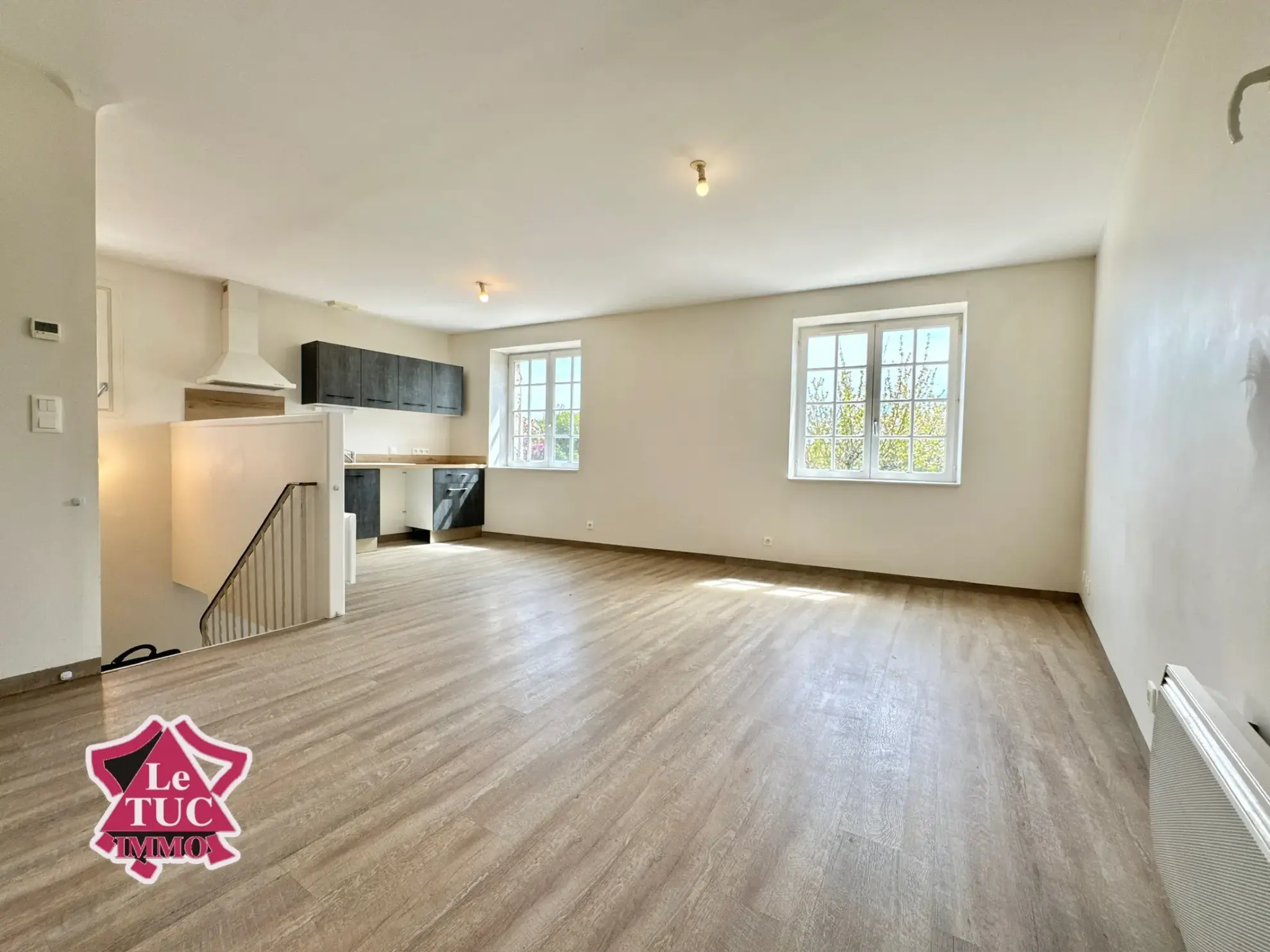 Maison en pierre dans un village médiéval de Pujols avec vue sur la vallée 