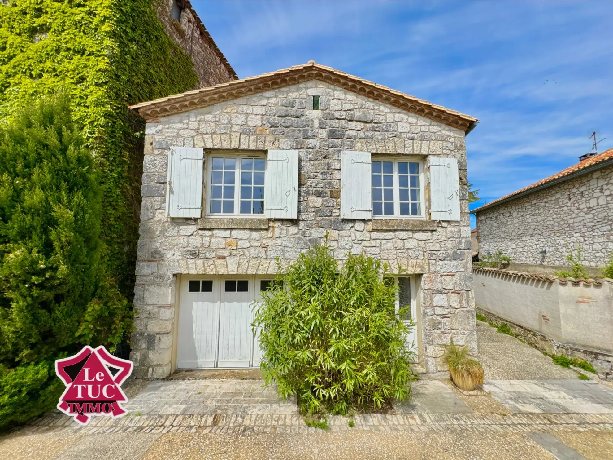 Maison en pierre dans un village médiéval de Pujols avec vue sur la vallée 