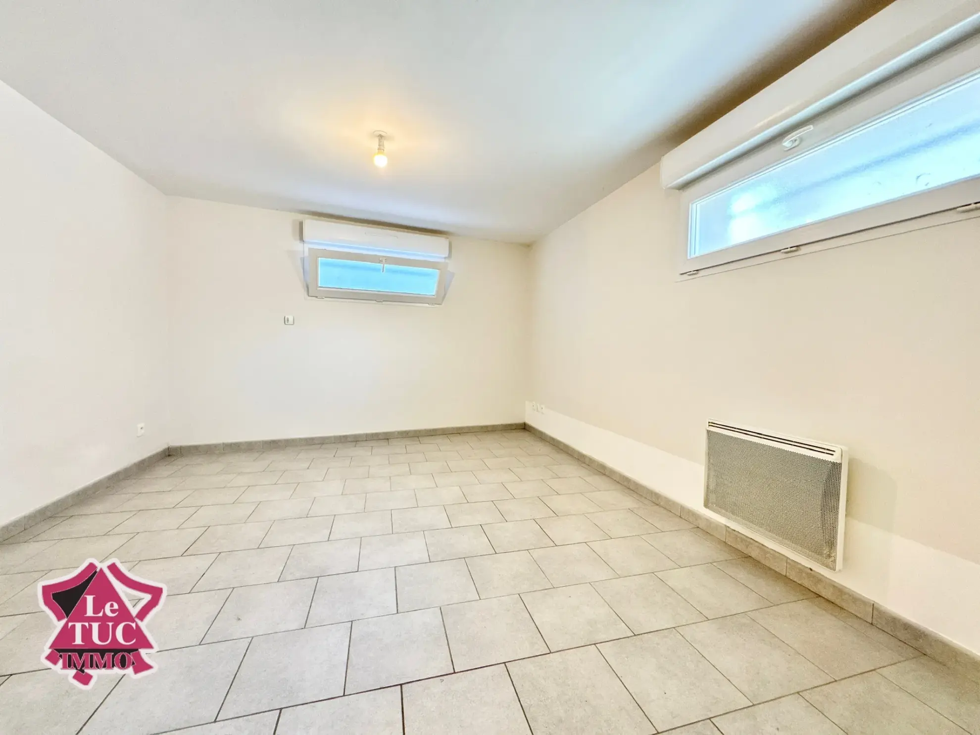 Maison en pierre dans un village médiéval de Pujols avec vue sur la vallée 