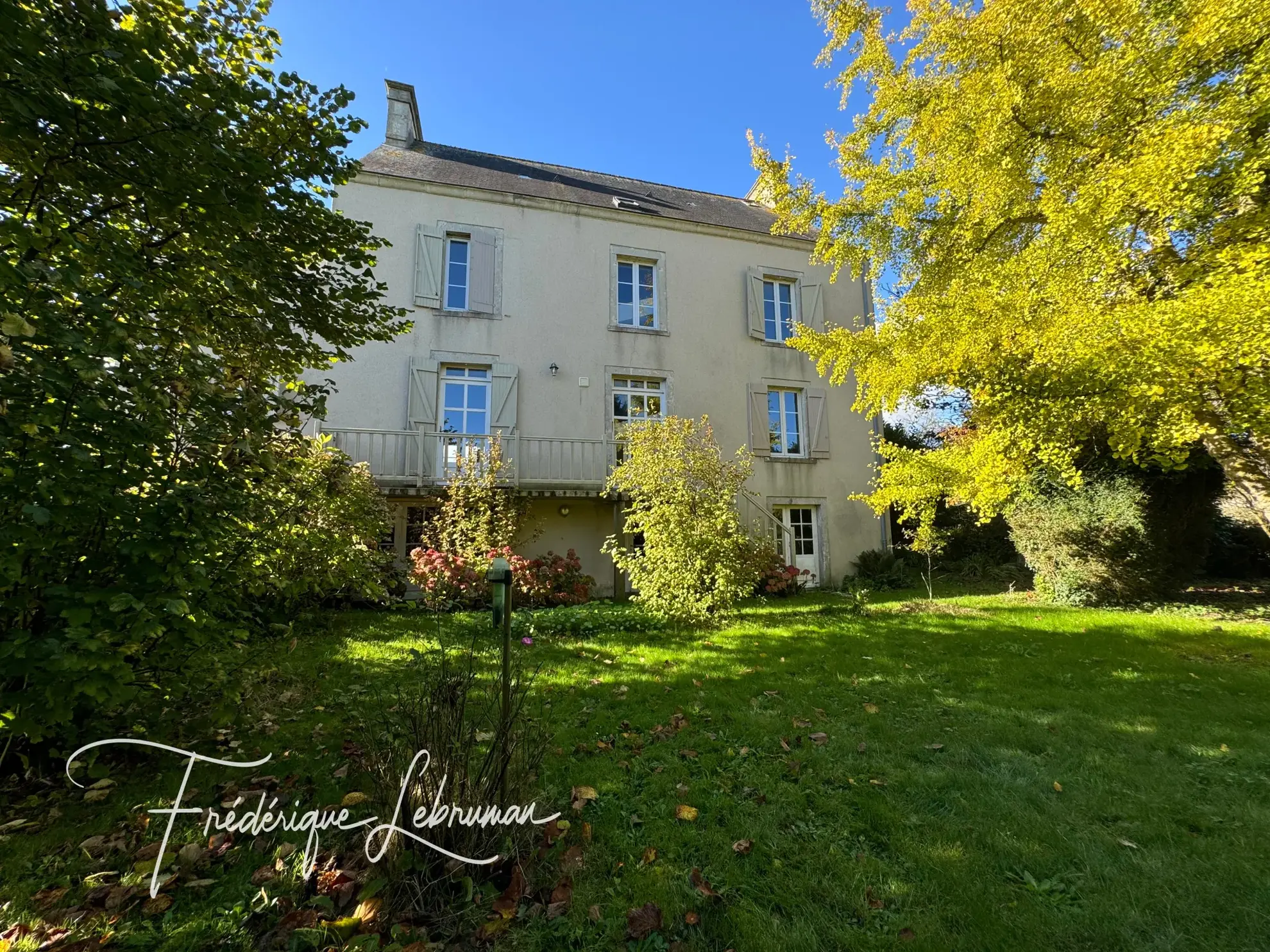 Maison de village en pierre avec jardin clos, proche Sainte Mère Eglise, charme et potentiel dans le Cotentin