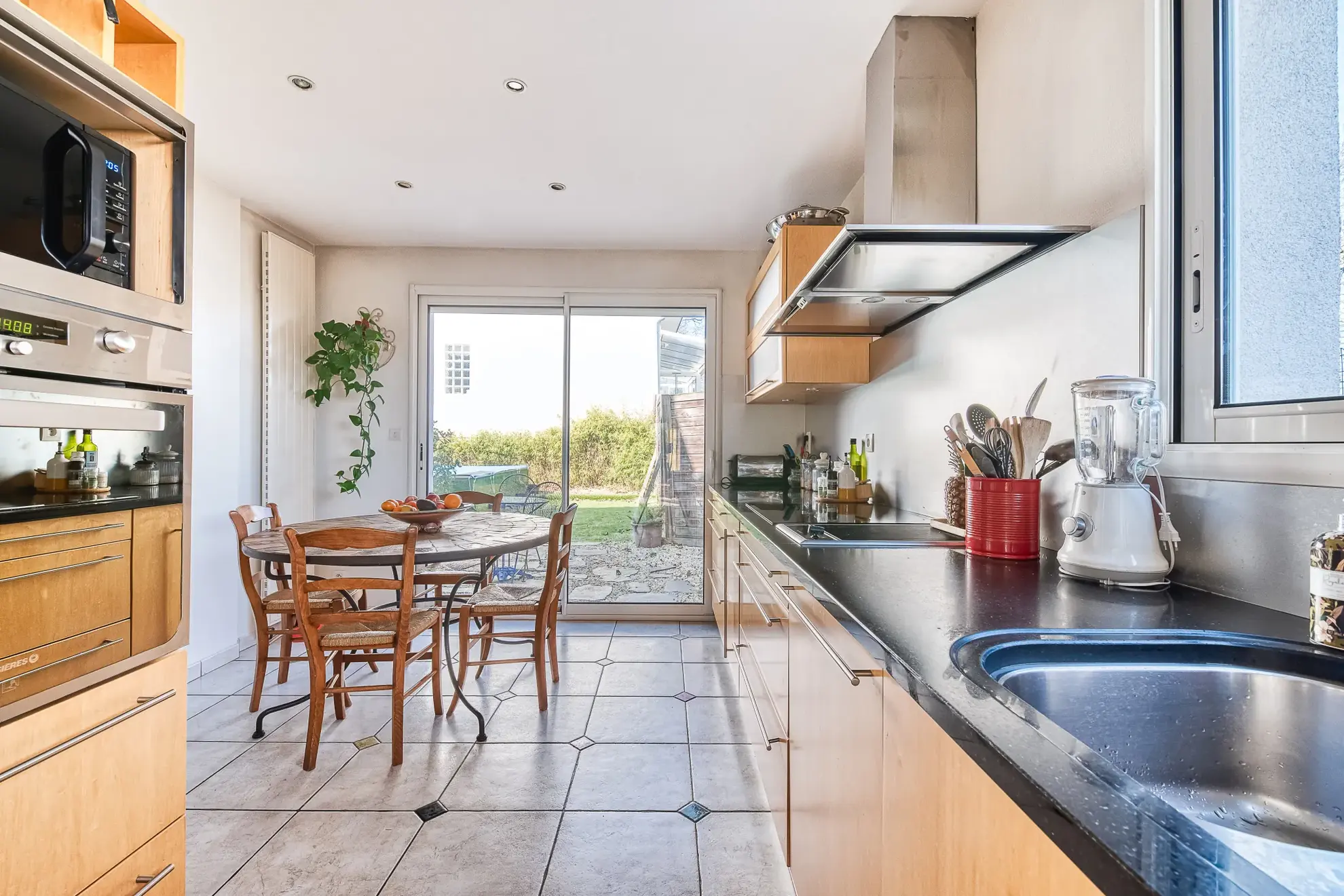 Maison récente à Saint-Barthelemy-d'Anjou avec 4 chambres et jardin 