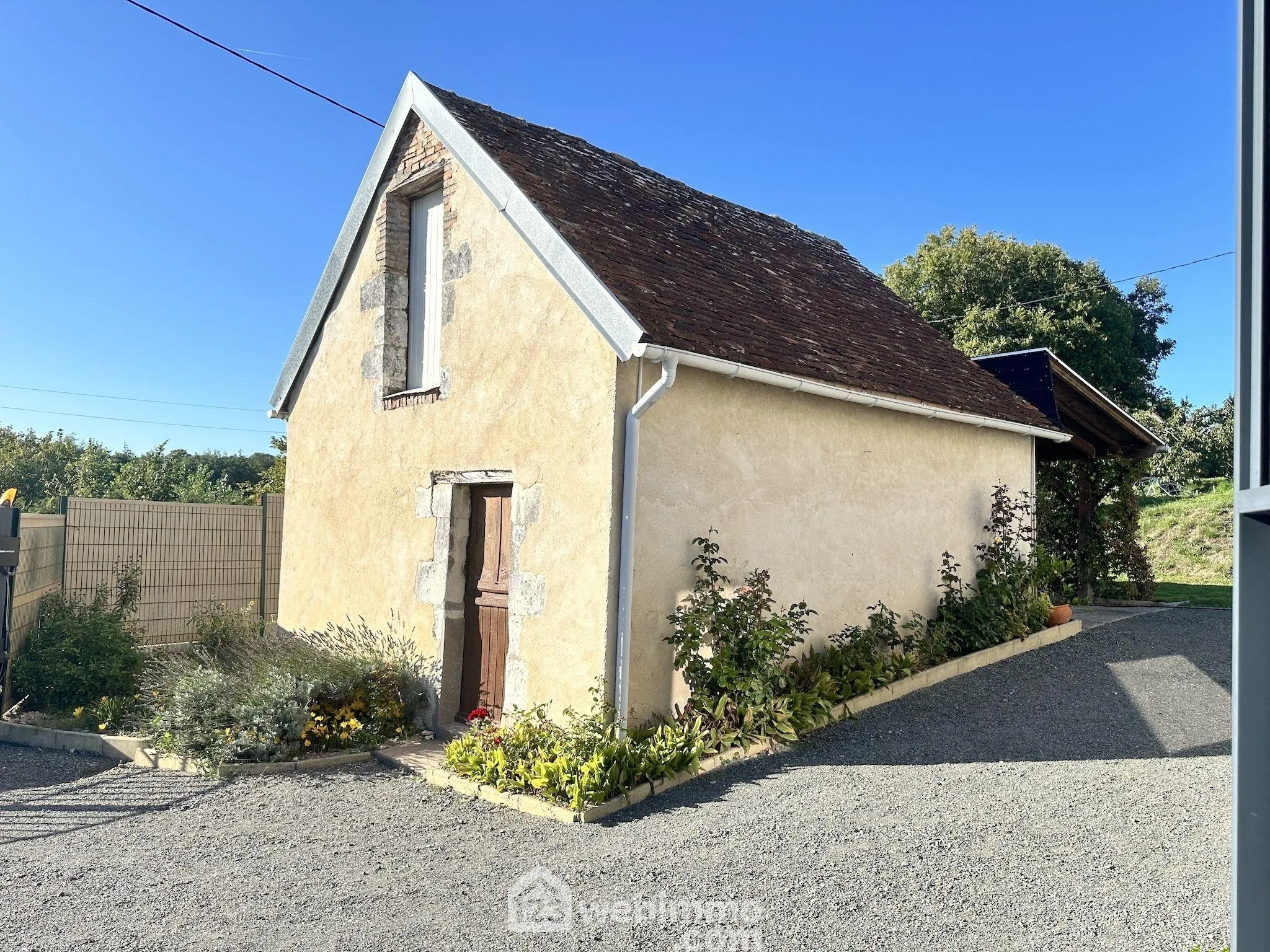 Charmante maison rénovée avec terrain et dépendances à Mouliherne 