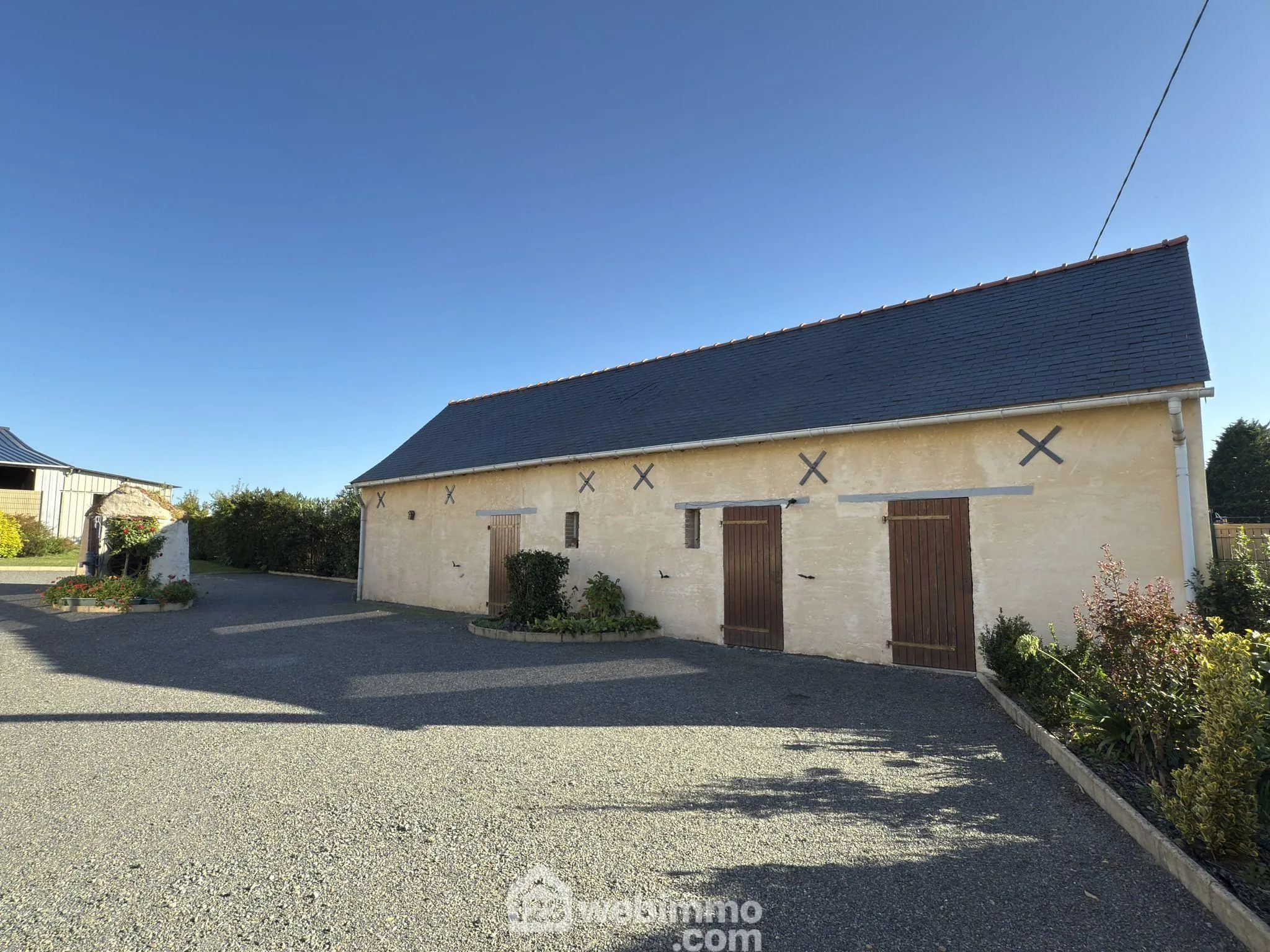 Charmante maison rénovée avec terrain et dépendances à Mouliherne 