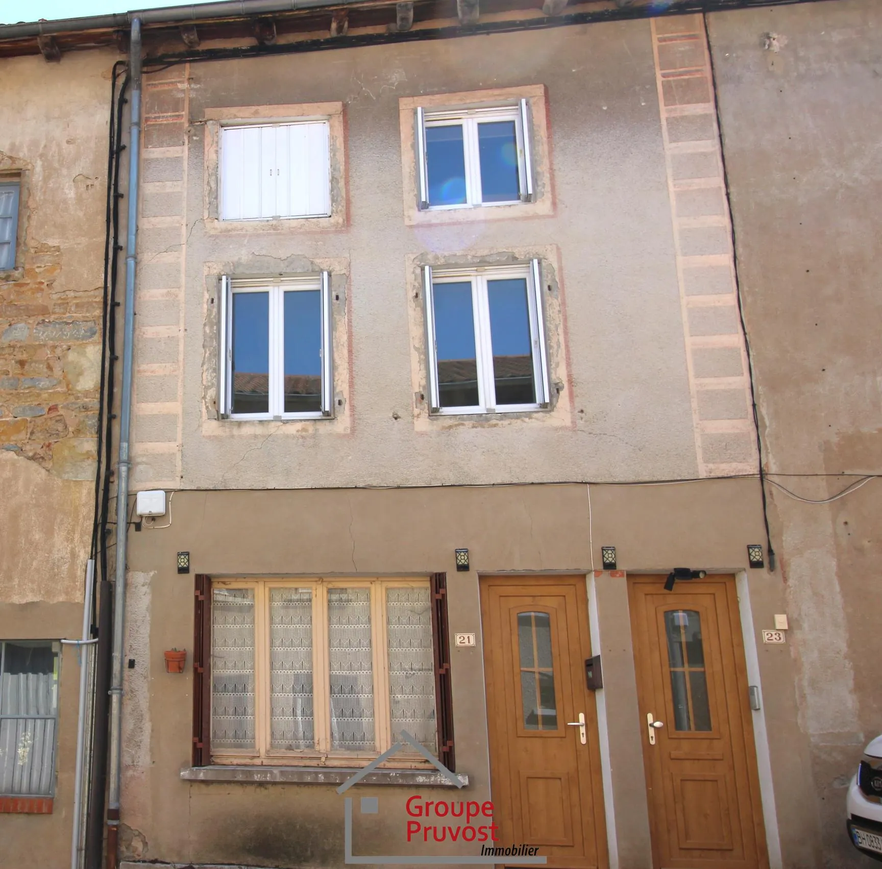 Maison avec deux appartements à Tramayes – Potentiel d'investissement ou première habitation