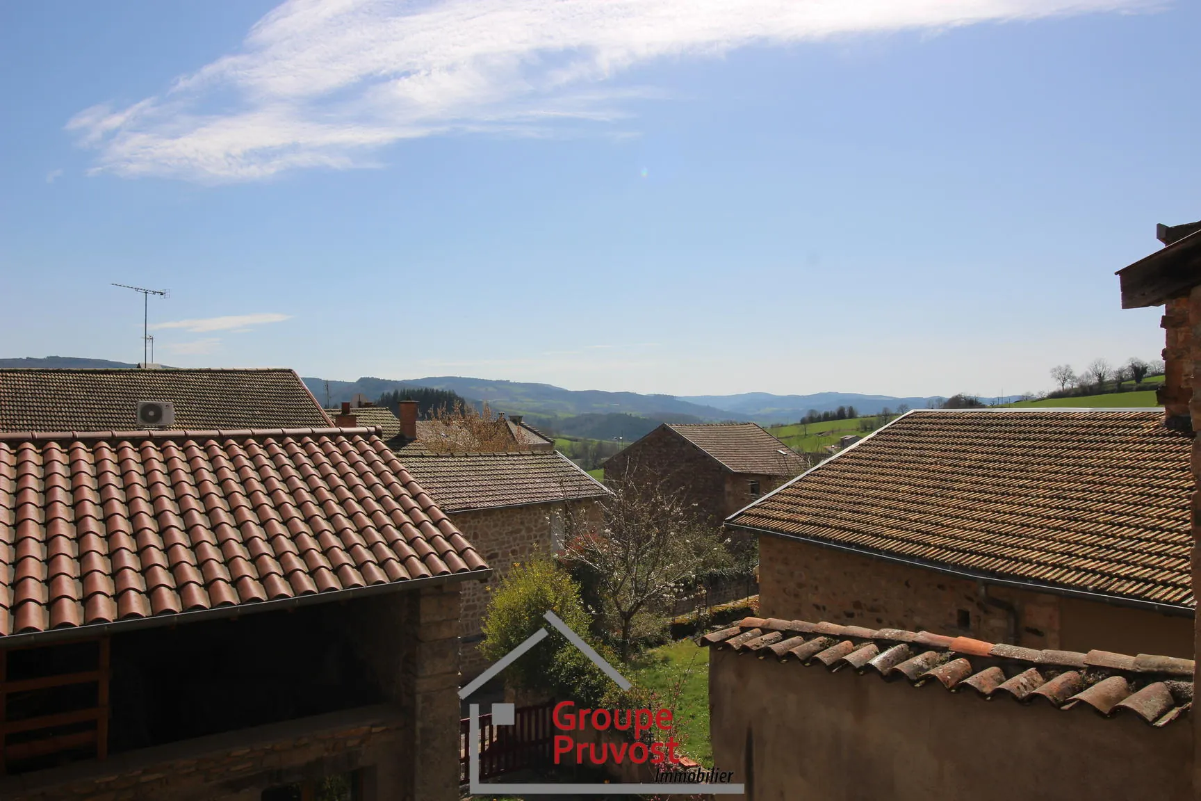 Maison avec deux appartements à Tramayes – Potentiel d'investissement ou première habitation 