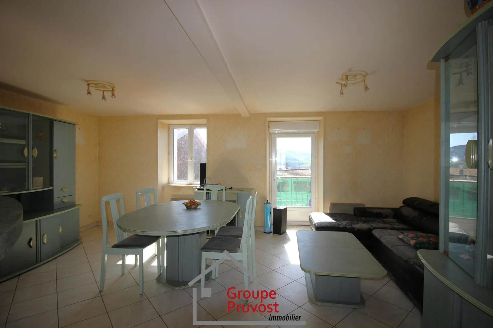 Maison avec deux appartements à Tramayes – Potentiel d'investissement ou première habitation 