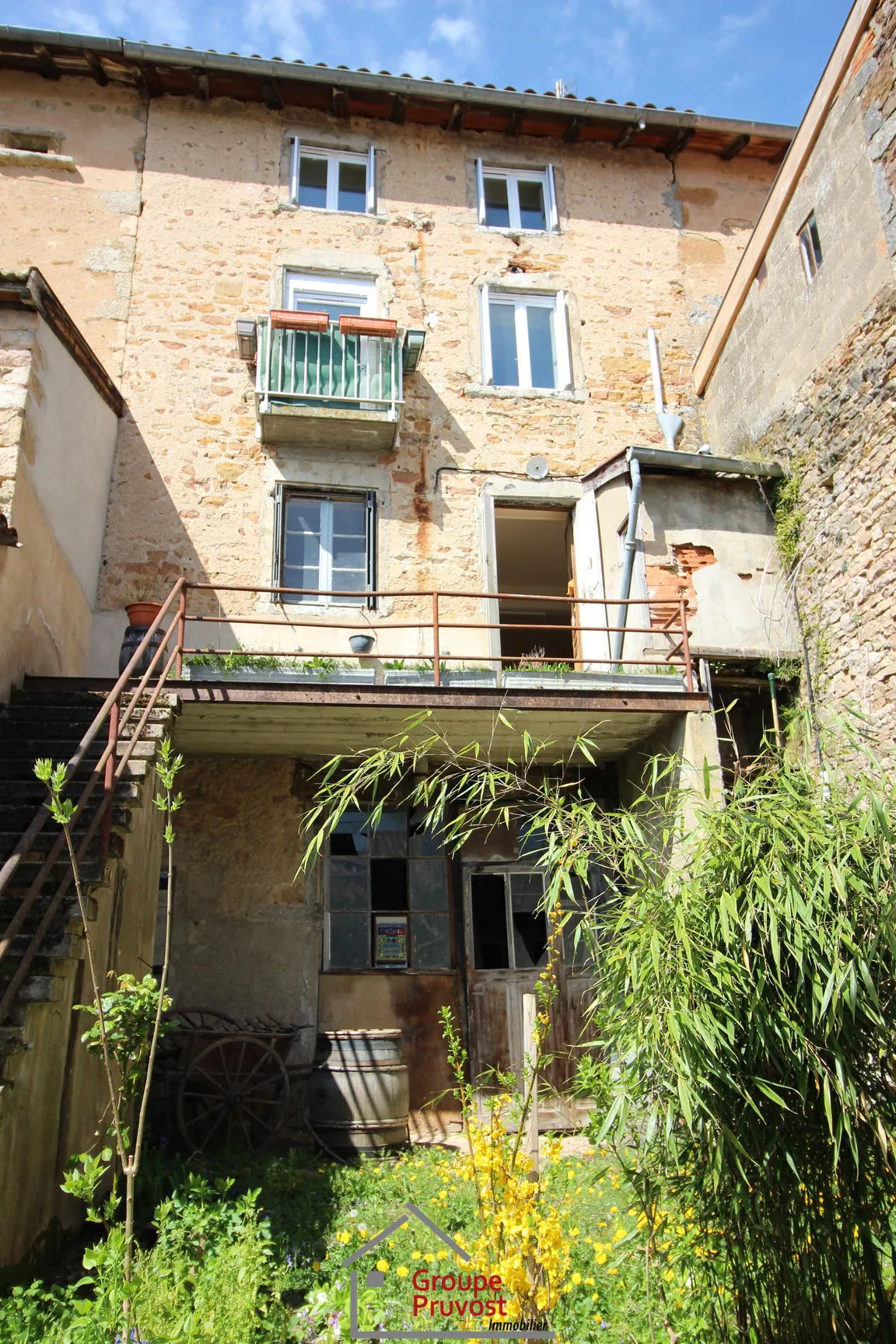 Maison avec deux appartements à Tramayes – Potentiel d'investissement ou première habitation 