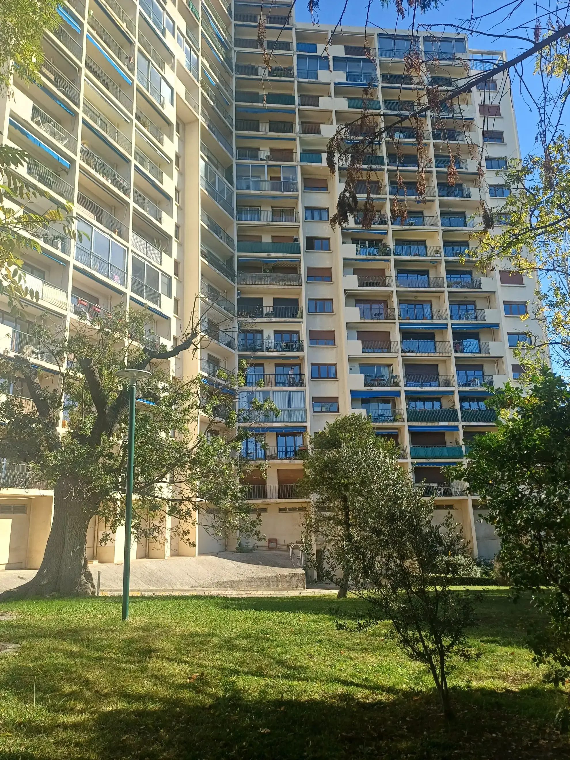 Appartement T4 rénové avec balcons à Marseille La Fourragère 