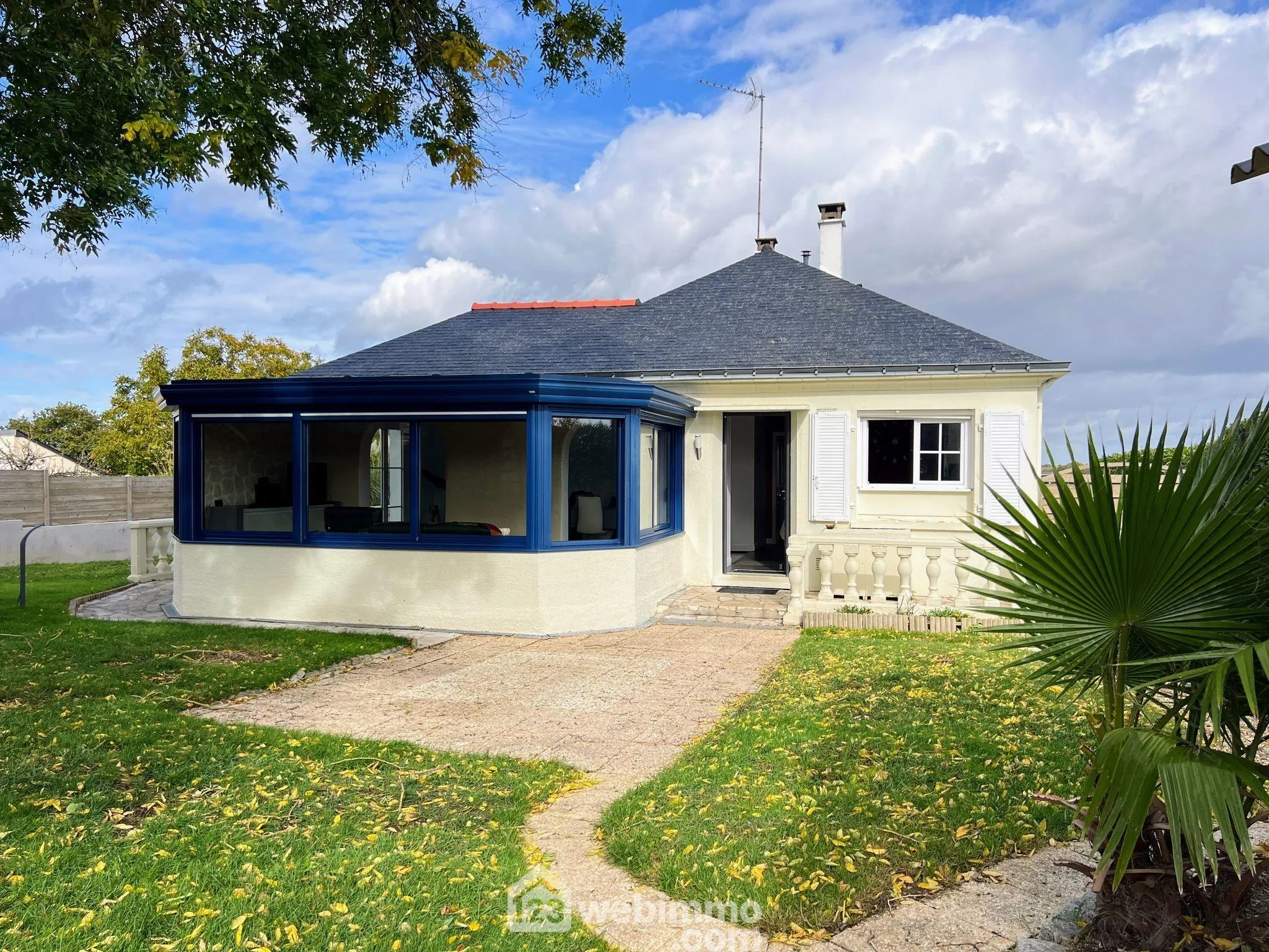 Maison à Mûrs-Érigné de 109 m² avec vue dégagée et jardin arboré 