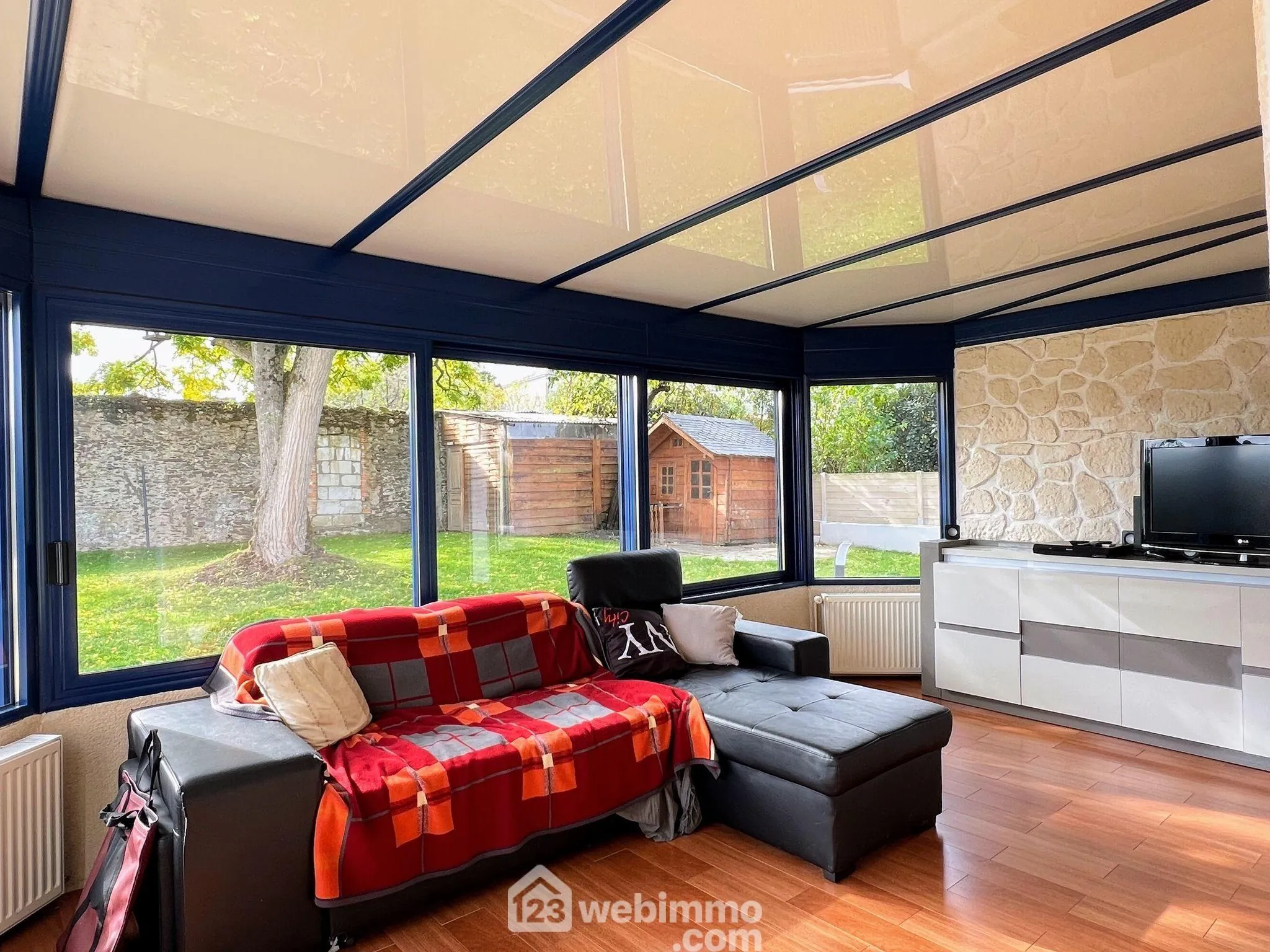 Maison à Mûrs-Érigné de 109 m² avec vue dégagée et jardin arboré 