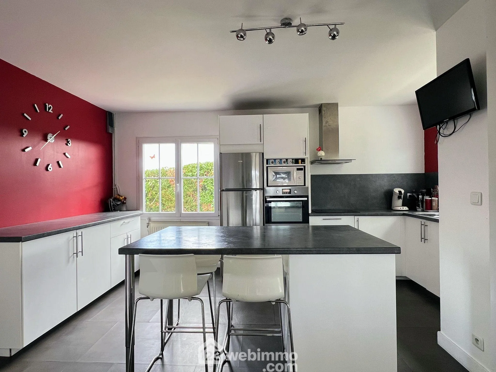 Maison à Mûrs-Érigné de 109 m² avec vue dégagée et jardin arboré 