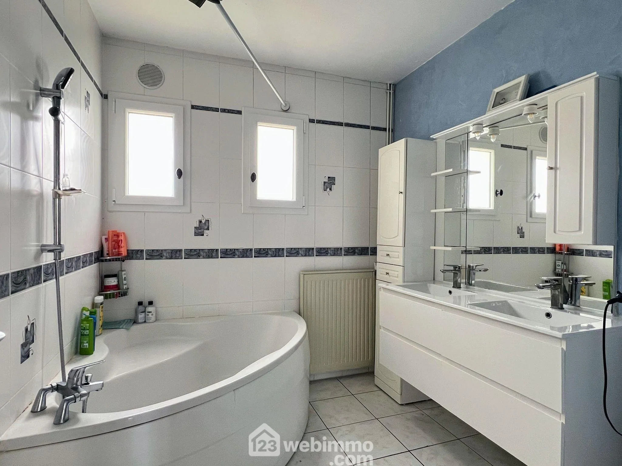 Maison à Mûrs-Érigné de 109 m² avec vue dégagée et jardin arboré 