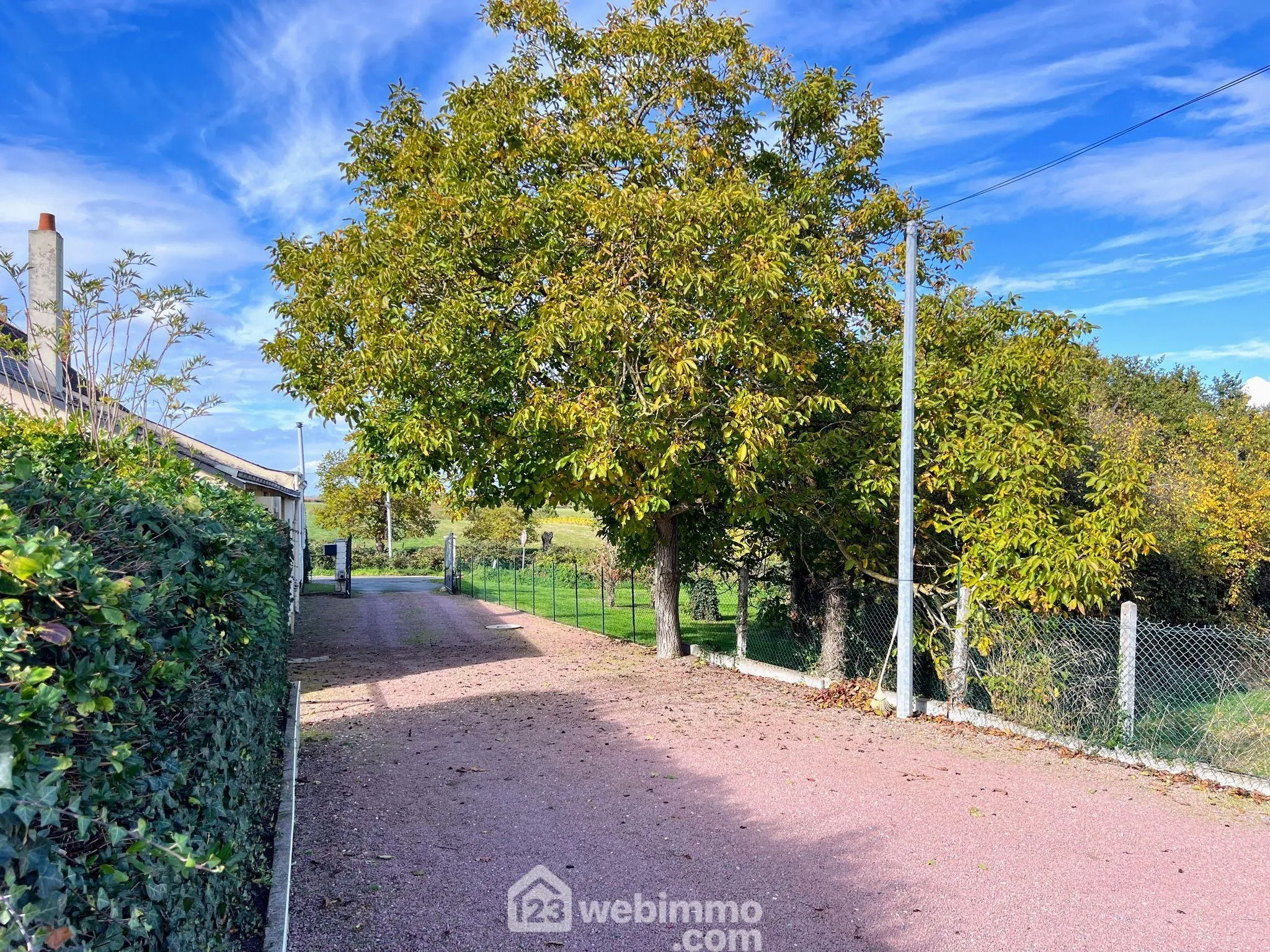 Maison à Mûrs-Érigné de 109 m² avec vue dégagée et jardin arboré 