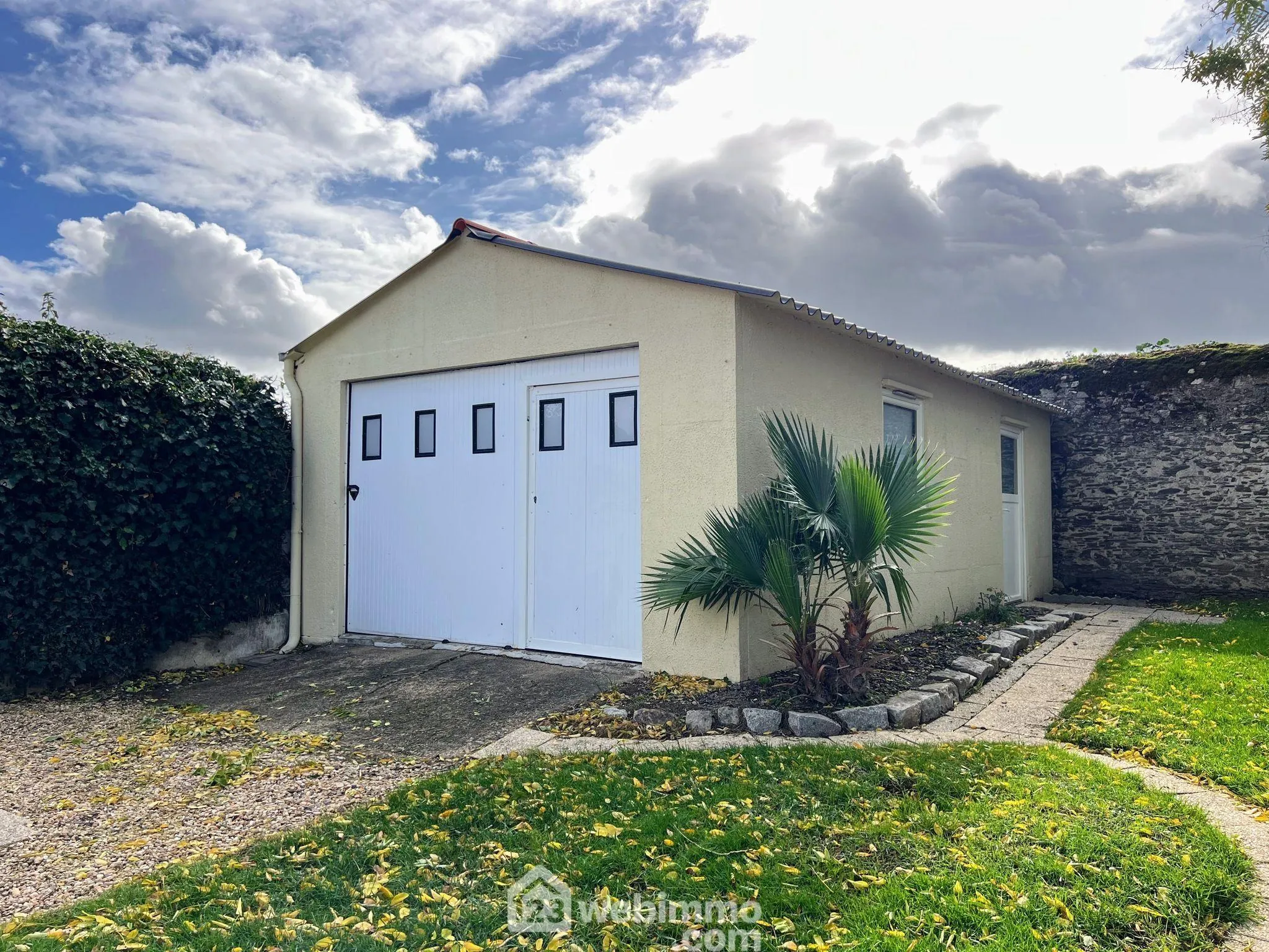 Maison à Mûrs-Érigné de 109 m² avec vue dégagée et jardin arboré 