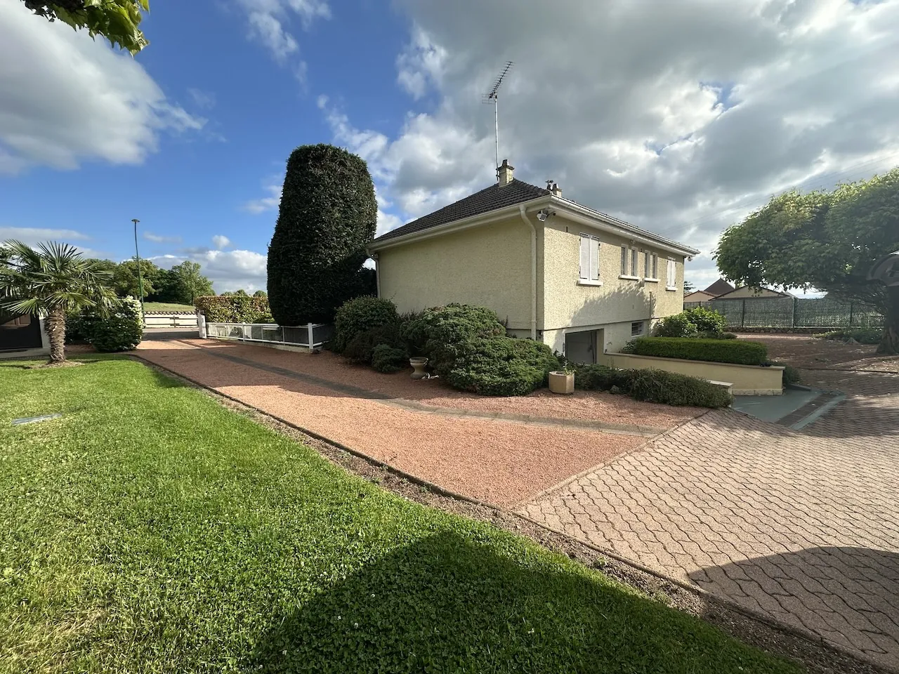Spacieuse maison avec sous-sol complet et terrain arboré à Semur-en-Brionnais 