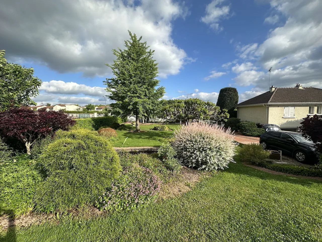 Spacieuse maison avec sous-sol complet et terrain arboré à Semur-en-Brionnais 