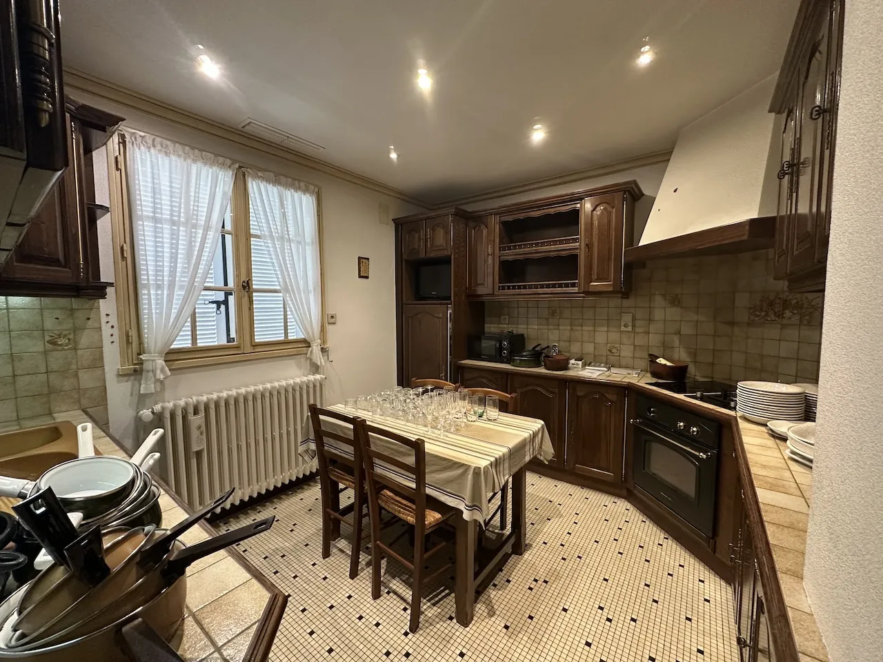 Spacieuse maison avec sous-sol complet et terrain arboré à Semur-en-Brionnais 