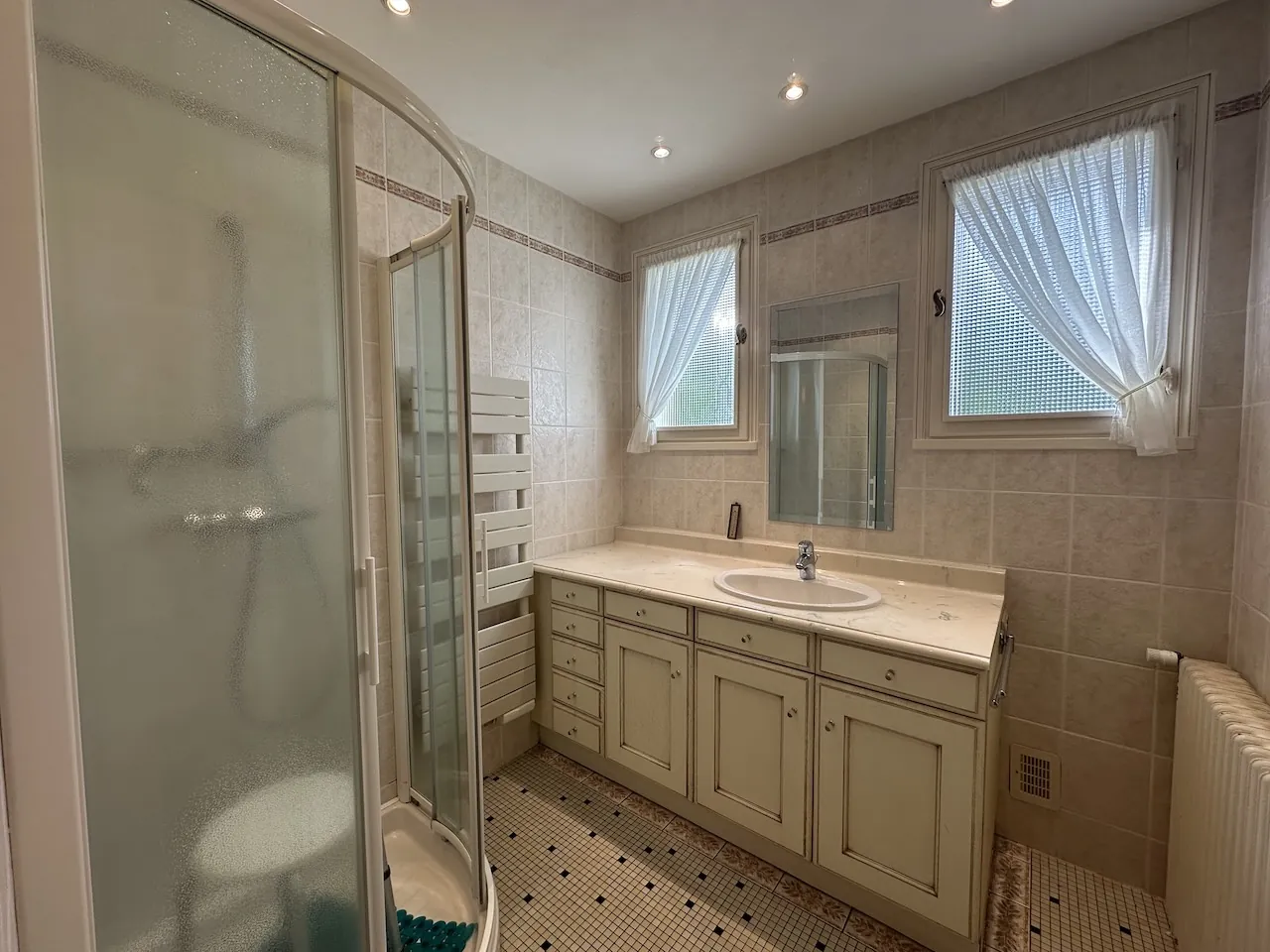 Spacieuse maison avec sous-sol complet et terrain arboré à Semur-en-Brionnais 