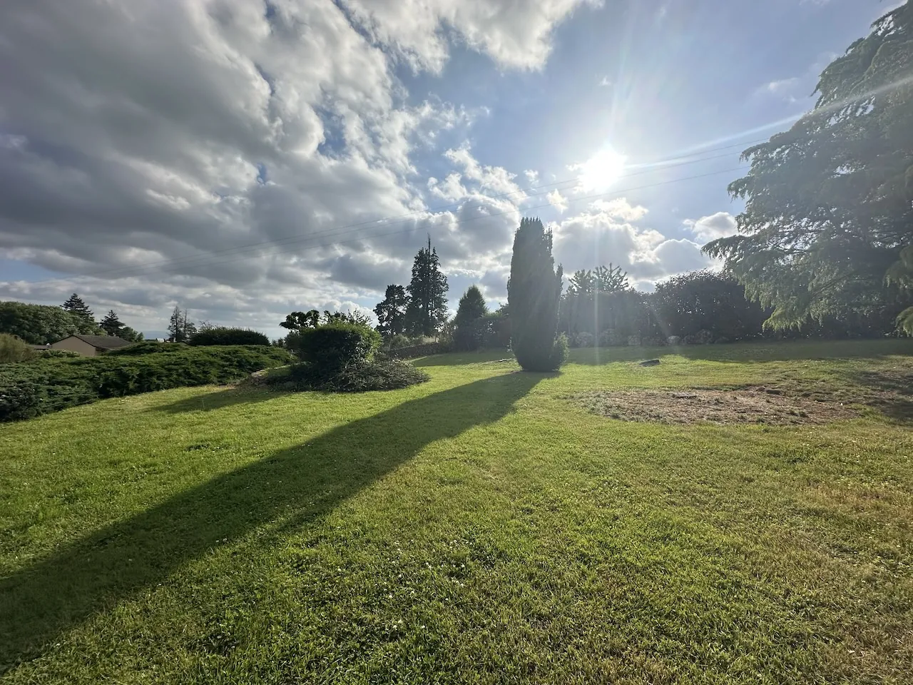 Spacieuse maison avec sous-sol complet et terrain arboré à Semur-en-Brionnais 