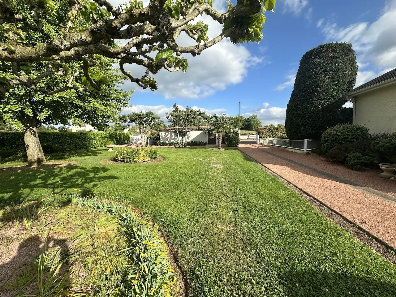 Spacieuse maison avec sous-sol complet et terrain arboré à Semur-en-Brionnais 