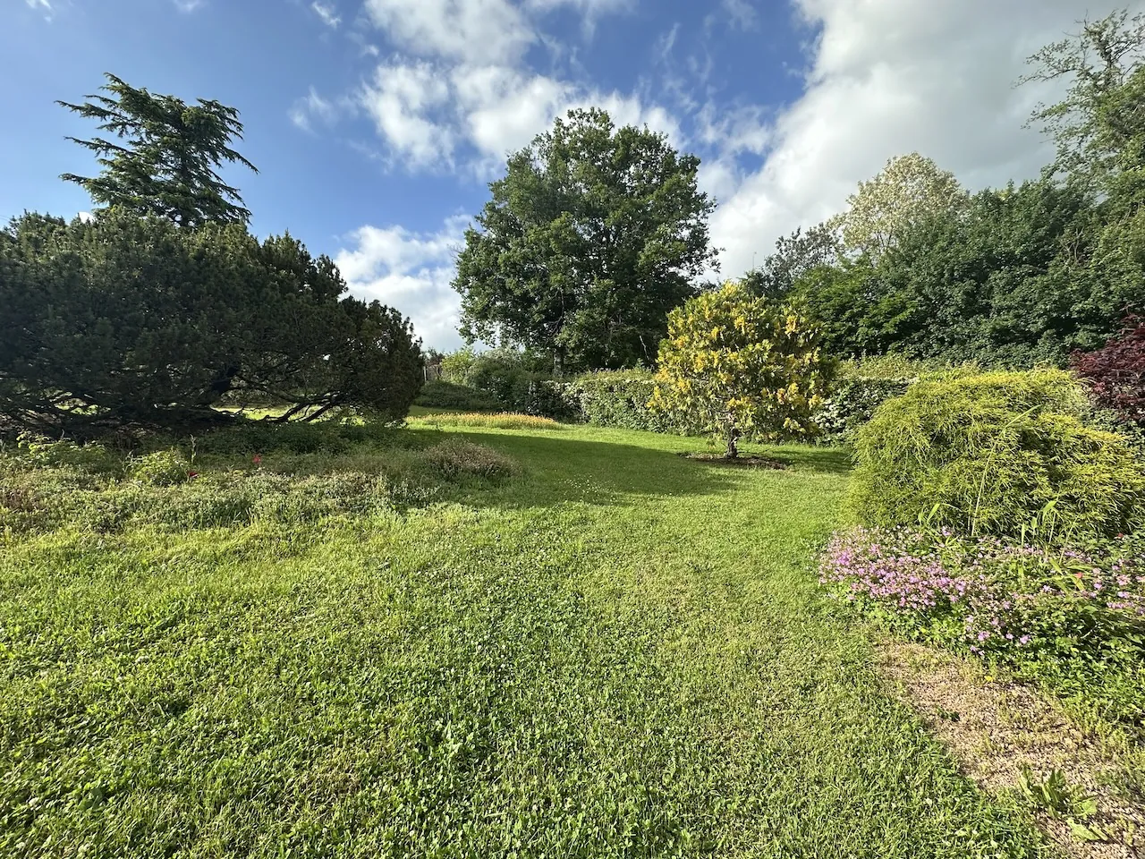 Spacieuse maison avec sous-sol complet et terrain arboré à Semur-en-Brionnais 