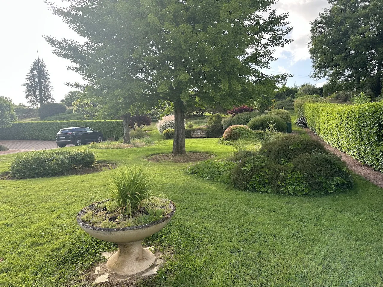 Spacieuse maison avec sous-sol complet et terrain arboré à Semur-en-Brionnais 