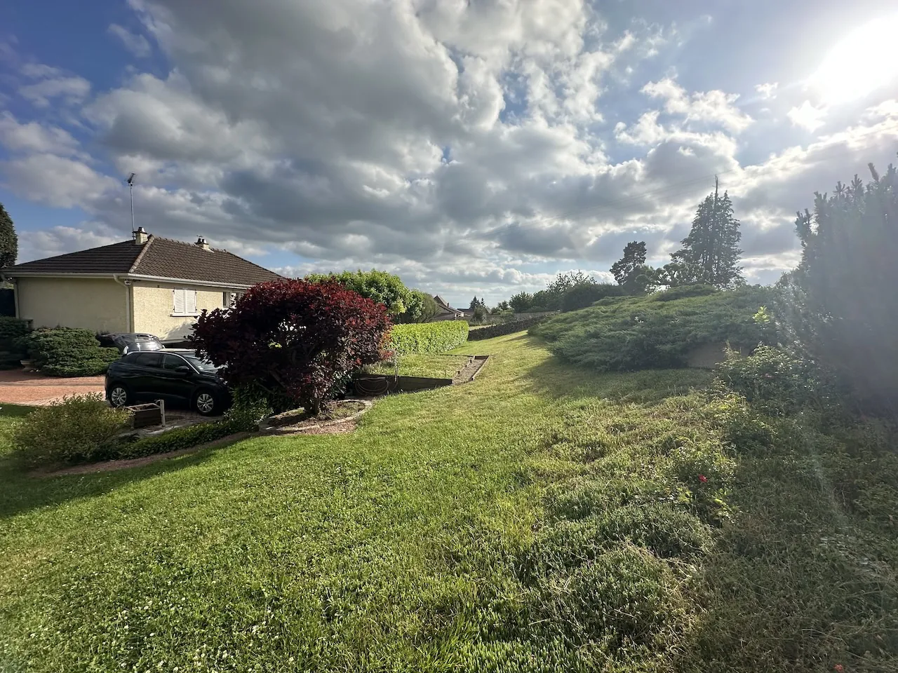 Spacieuse maison avec sous-sol complet et terrain arboré à Semur-en-Brionnais 