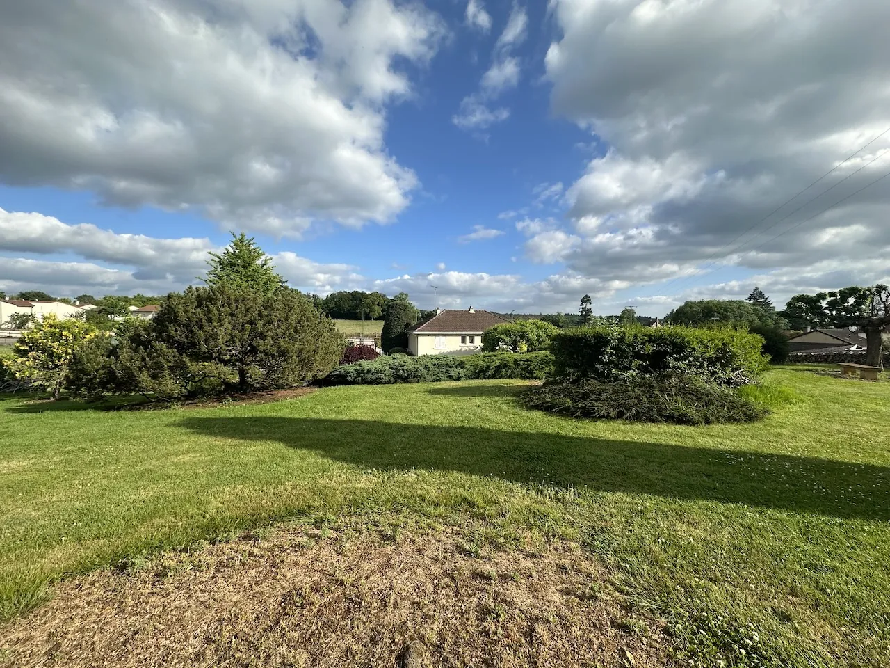 Spacieuse maison avec sous-sol complet et terrain arboré à Semur-en-Brionnais 