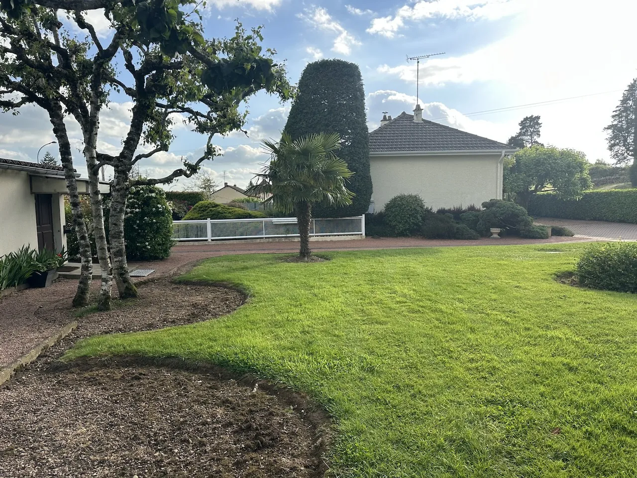 Spacieuse maison avec sous-sol complet et terrain arboré à Semur-en-Brionnais 