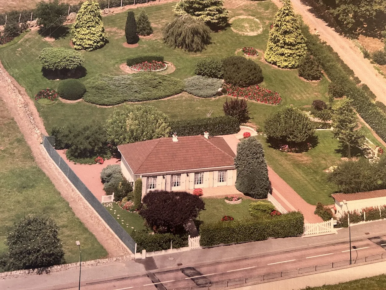 Spacieuse maison avec sous-sol complet et terrain arboré à Semur-en-Brionnais 
