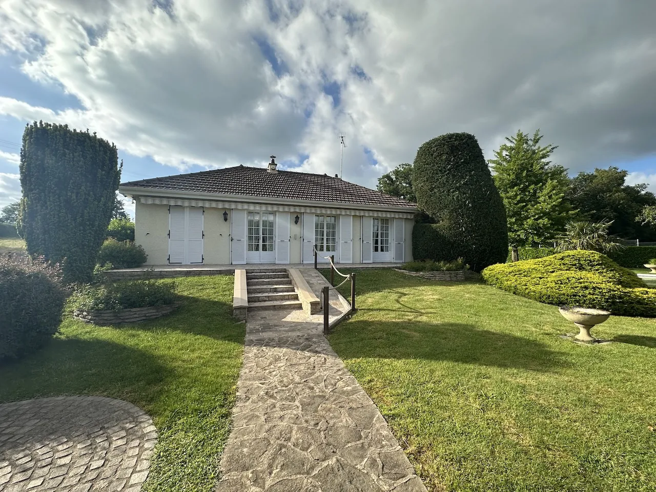 Spacieuse maison avec sous-sol complet et terrain arboré à Semur-en-Brionnais
