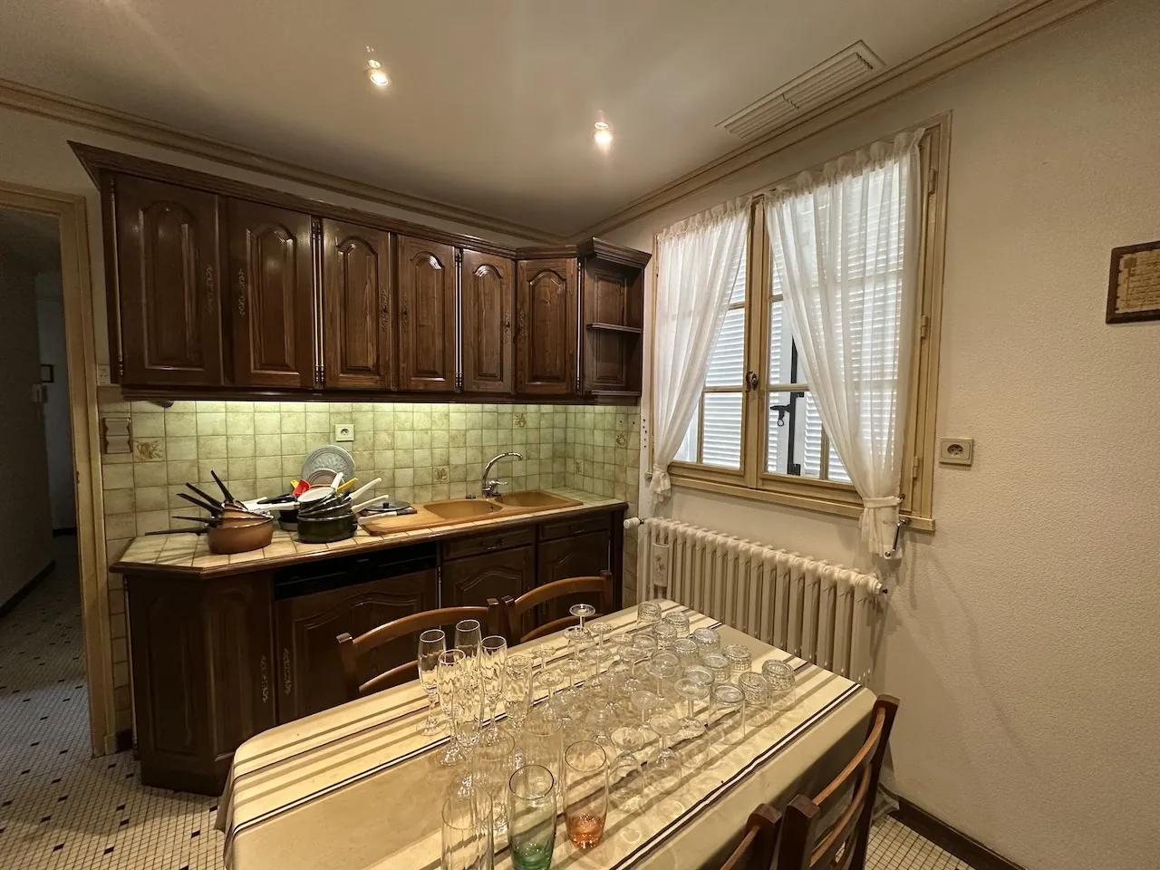 Spacieuse maison avec sous-sol complet et terrain arboré à Semur-en-Brionnais 