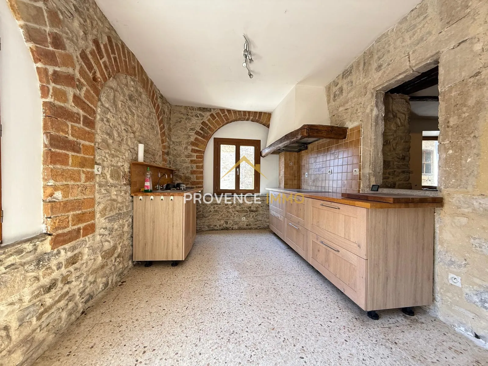 Maison de village à vendre à Saint-Césaire-de-Gauzignan, 62 m2, garage et combles aménageables 