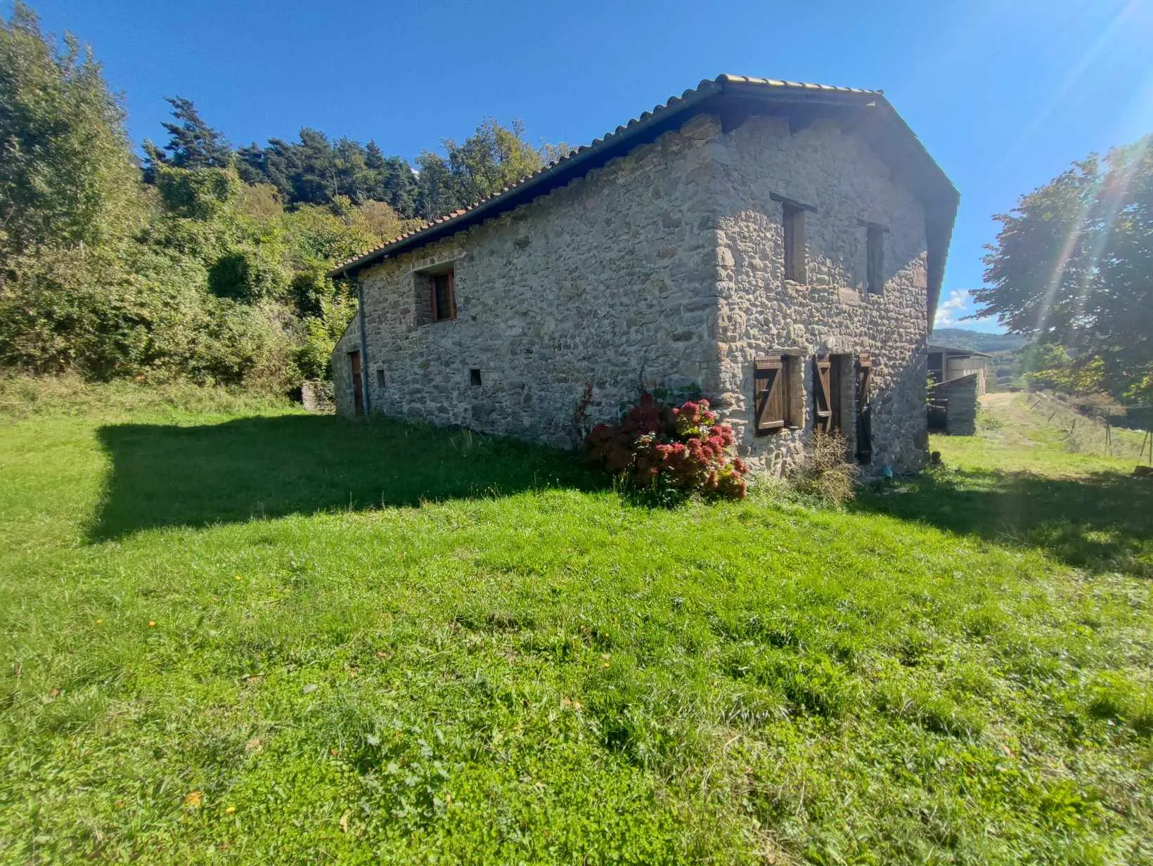 Maison en pierres à Boffres avec terrain à vendre - Belle Vue et Potentiel 