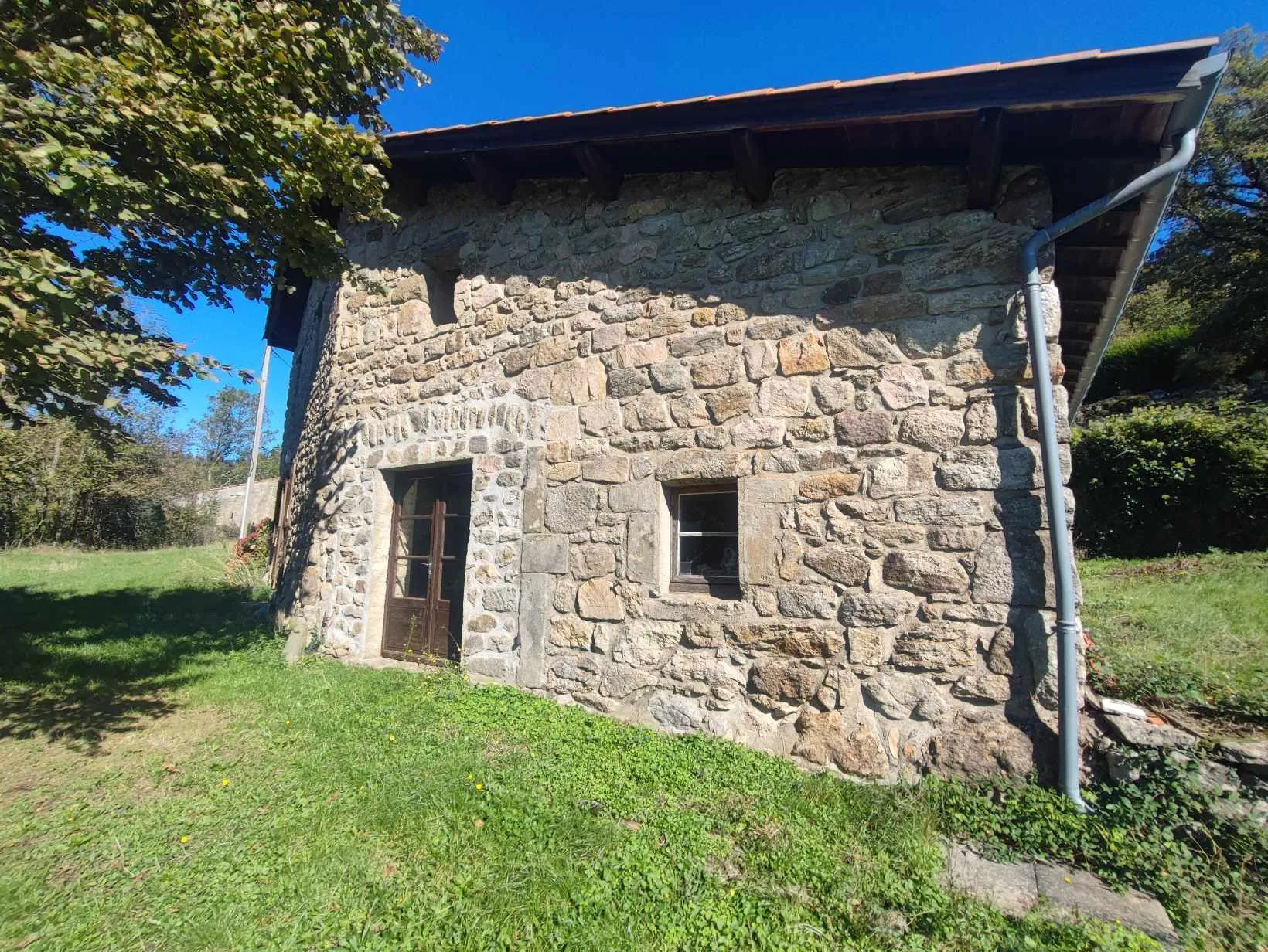 Maison en pierres à Boffres avec terrain à vendre - Belle Vue et Potentiel 