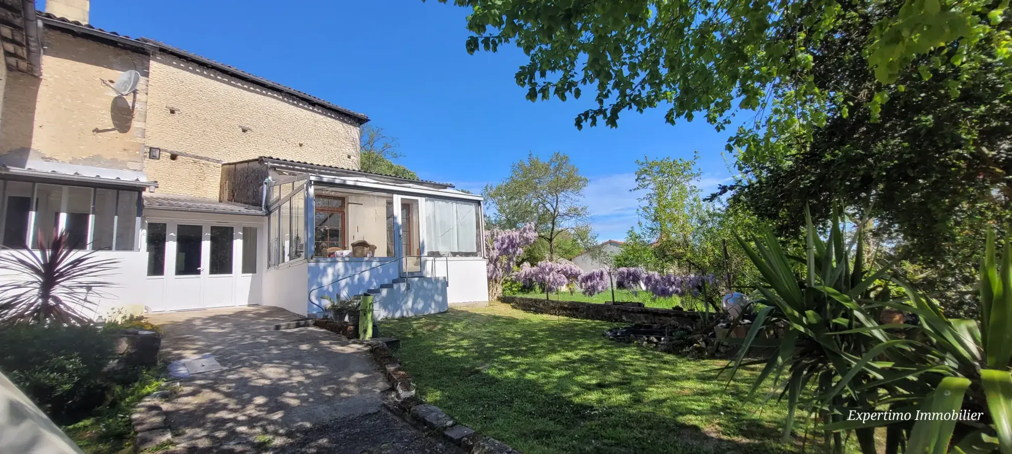 Maison de ville rénovée de 201 m² avec jardin à Archiac