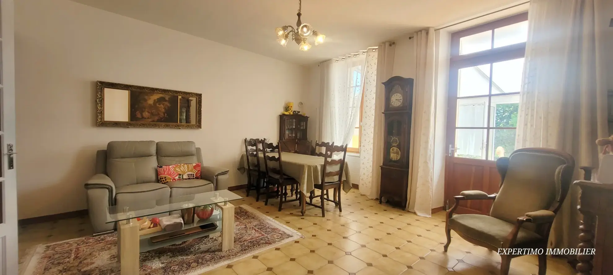 Maison de ville rénovée de 201 m² avec jardin à Archiac 