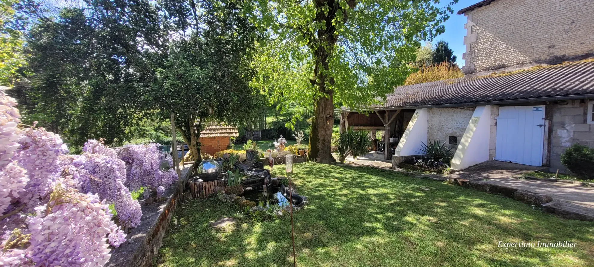 Maison de ville rénovée de 201 m² avec jardin à Archiac 