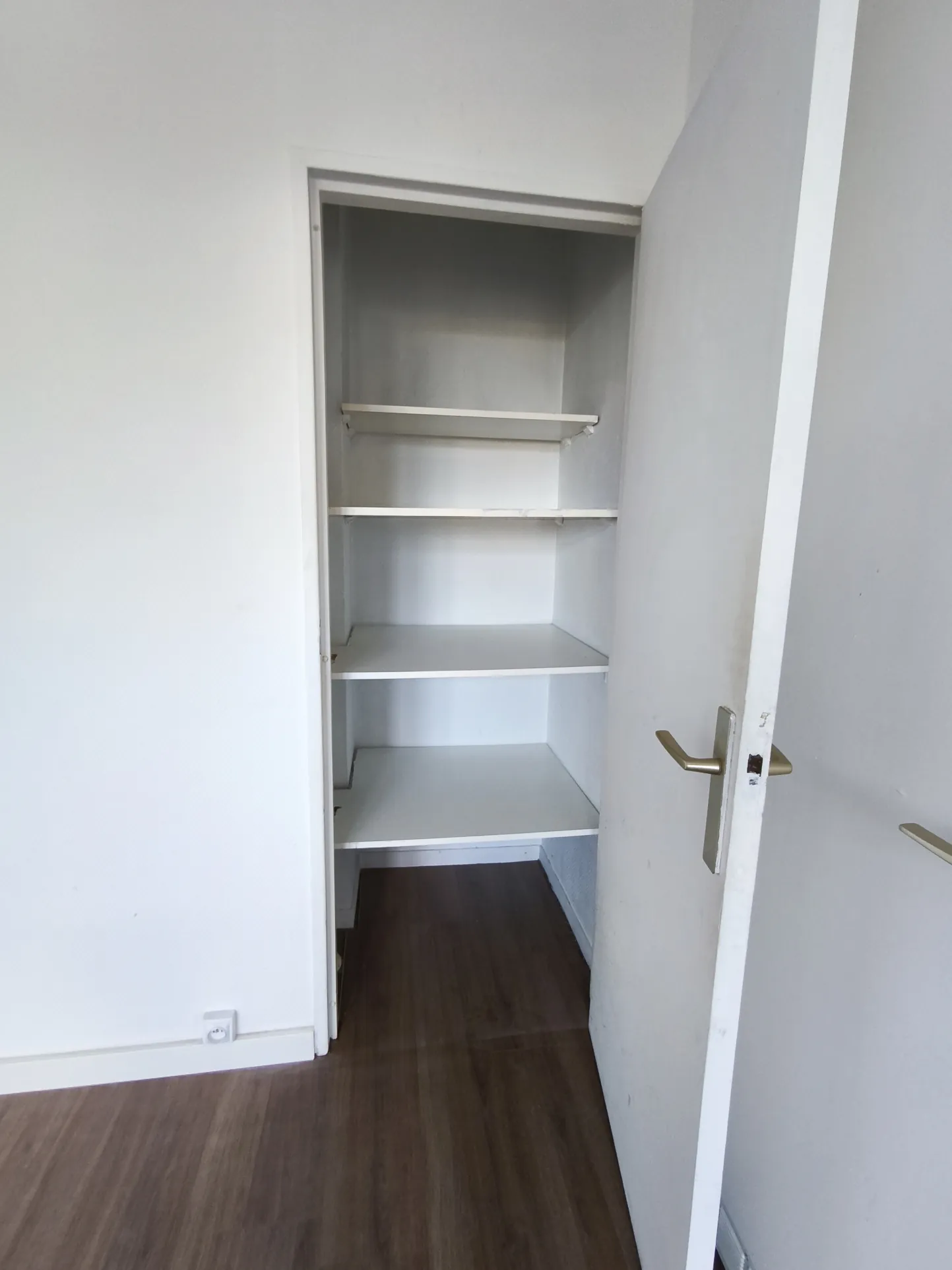 Studio rénové à vendre à Franconville avec parking et cave – Opportunité d’investissement 