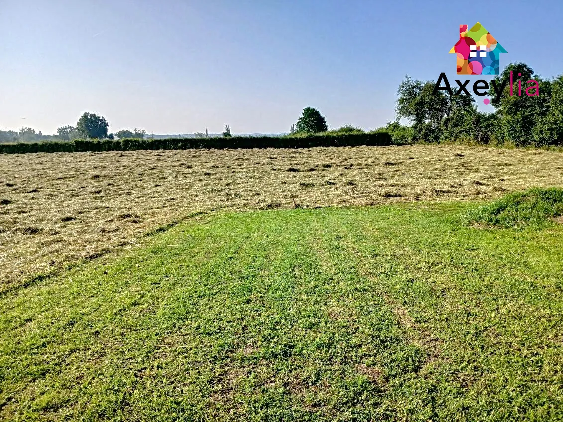 Terrain constructible de 1373 m² à Villerest, proche commodités 