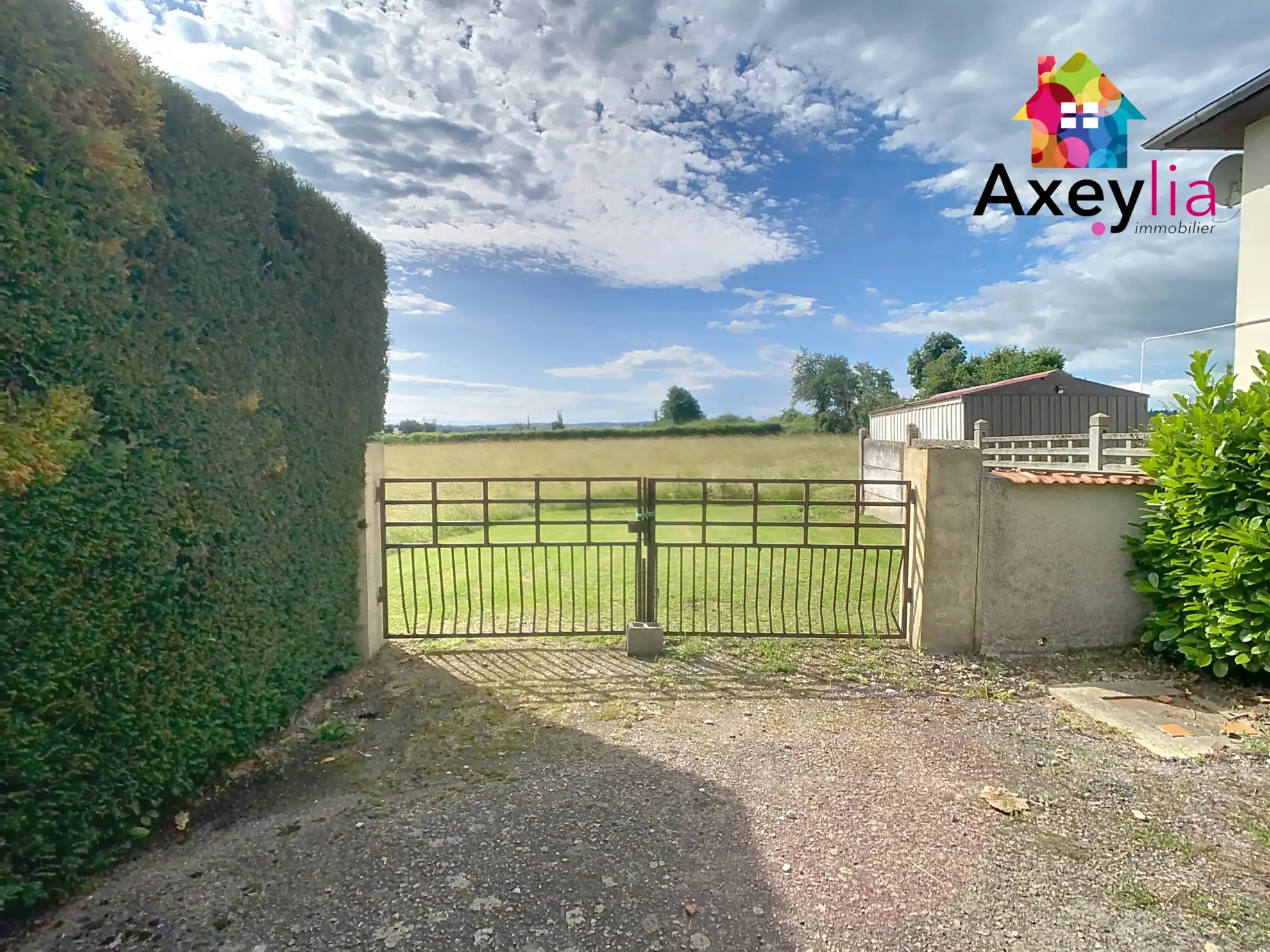 Terrain constructible de 1373 m² à Villerest, proche commodités