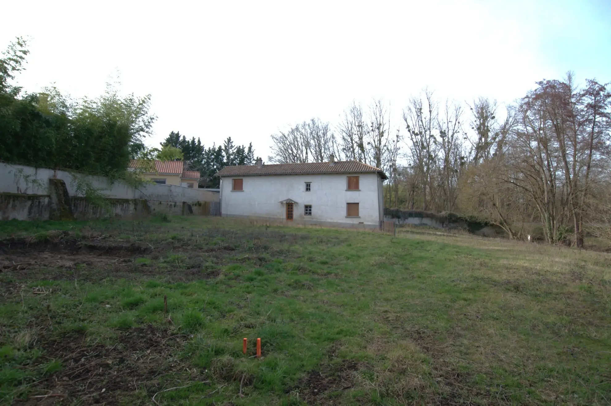 Maison à rénover de 143 m² à Guéreins avec grand terrain – Opportunité à saisir 