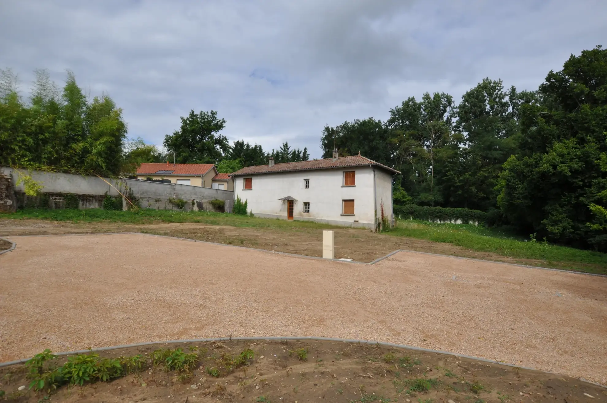 Maison à rénover de 143 m² à Guéreins avec grand terrain – Opportunité à saisir