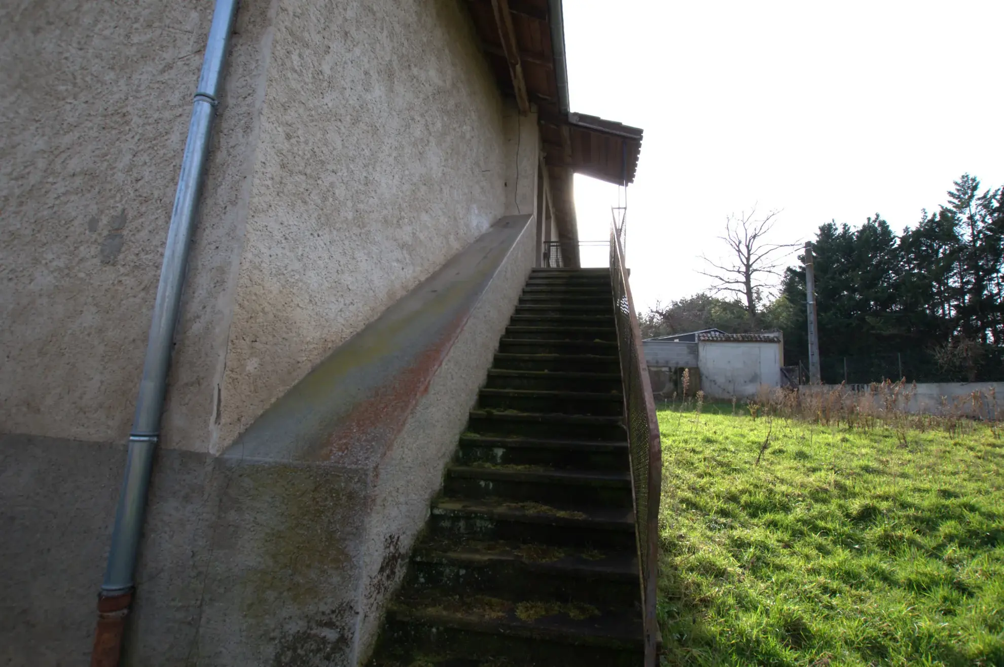 Maison à rénover de 143 m² à Guéreins avec grand terrain – Opportunité à saisir 