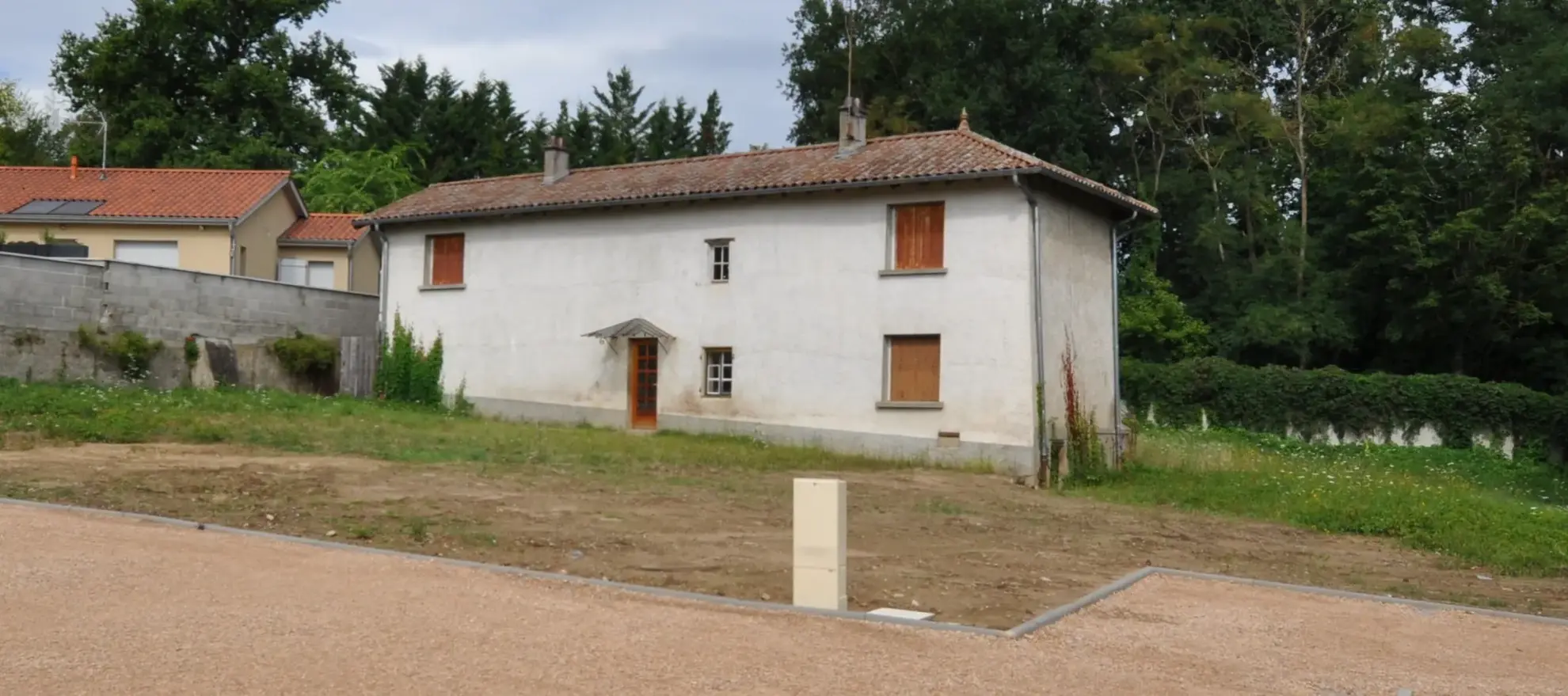 Maison à rénover de 143 m² à Guéreins avec grand terrain – Opportunité à saisir 