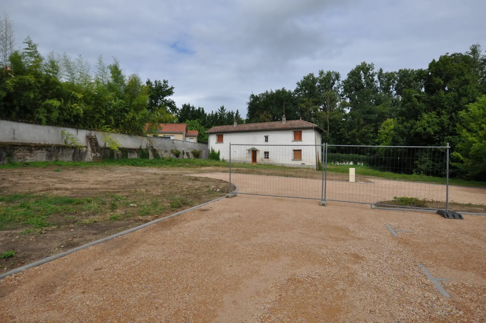 Maison à rénover de 143 m² à Guéreins avec grand terrain – Opportunité à saisir 