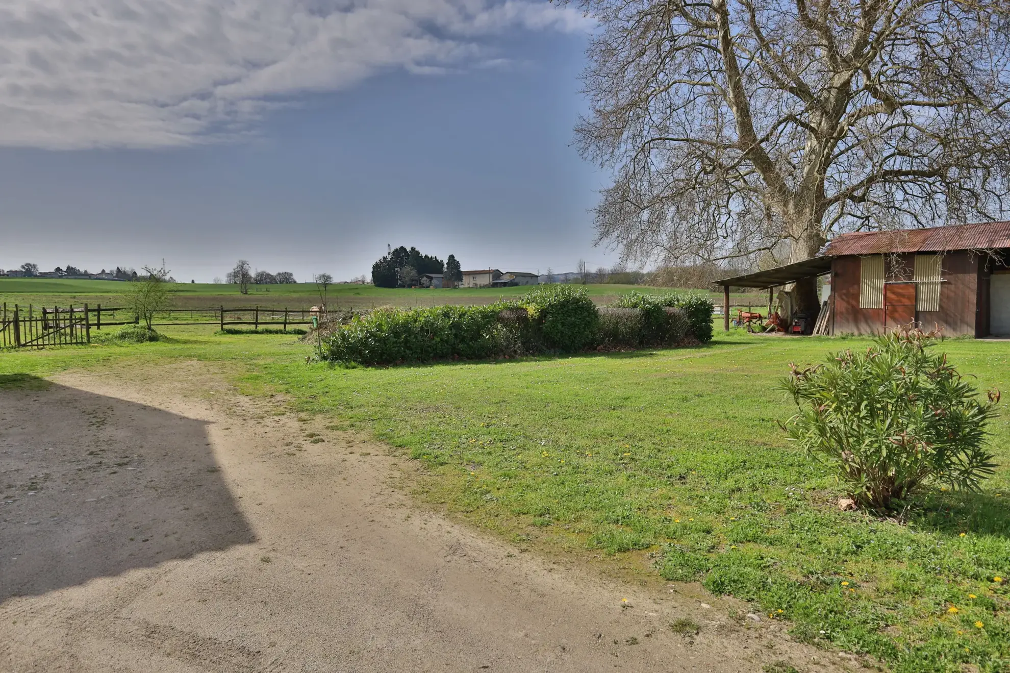 Terrain à bâtir de 1775 m² à Pont-Evêque dans un environnement privilégié 