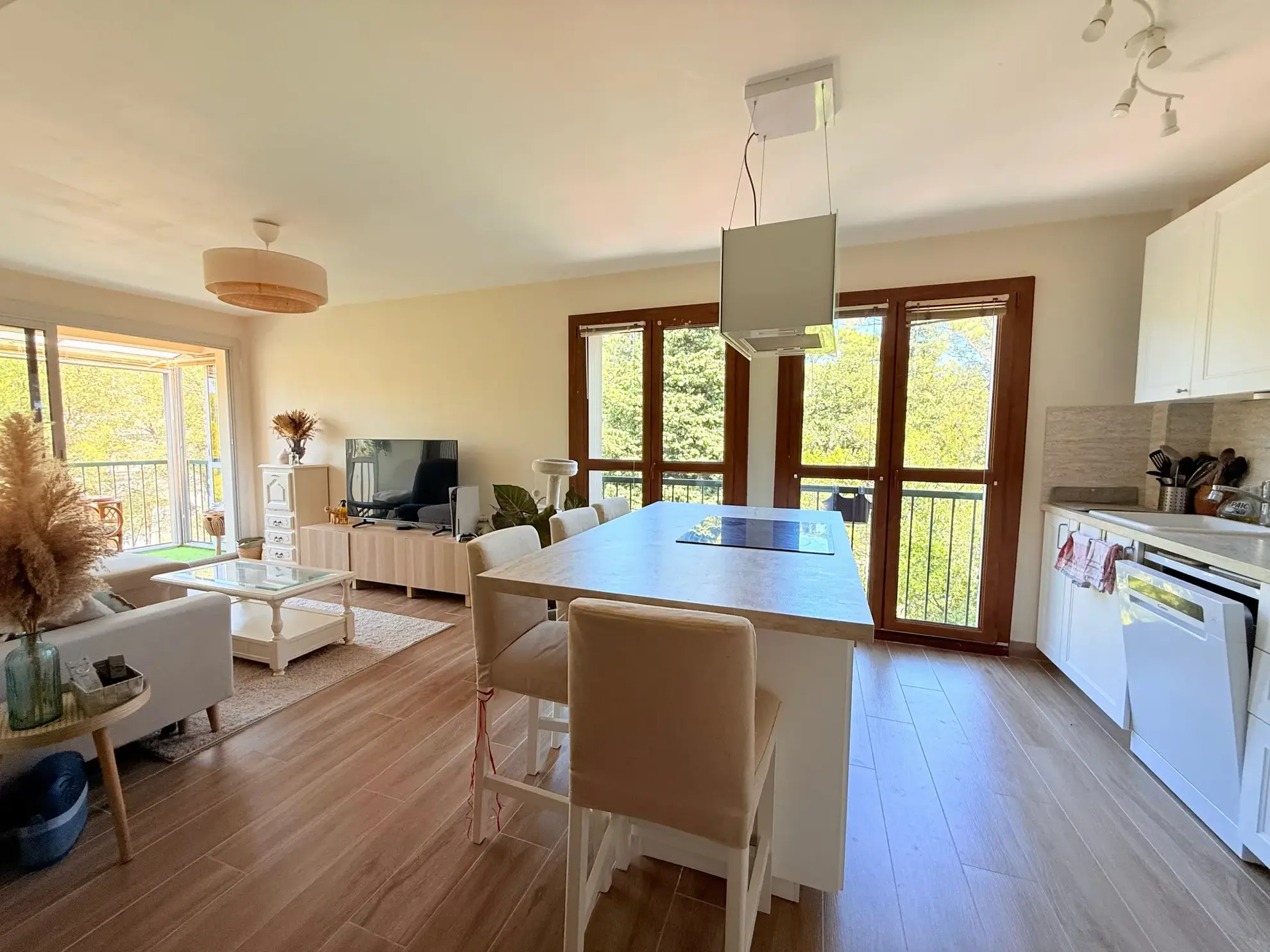 Bel appartement 3 pièces récemment rénové à Toulon, au calme avec parking et balcon 